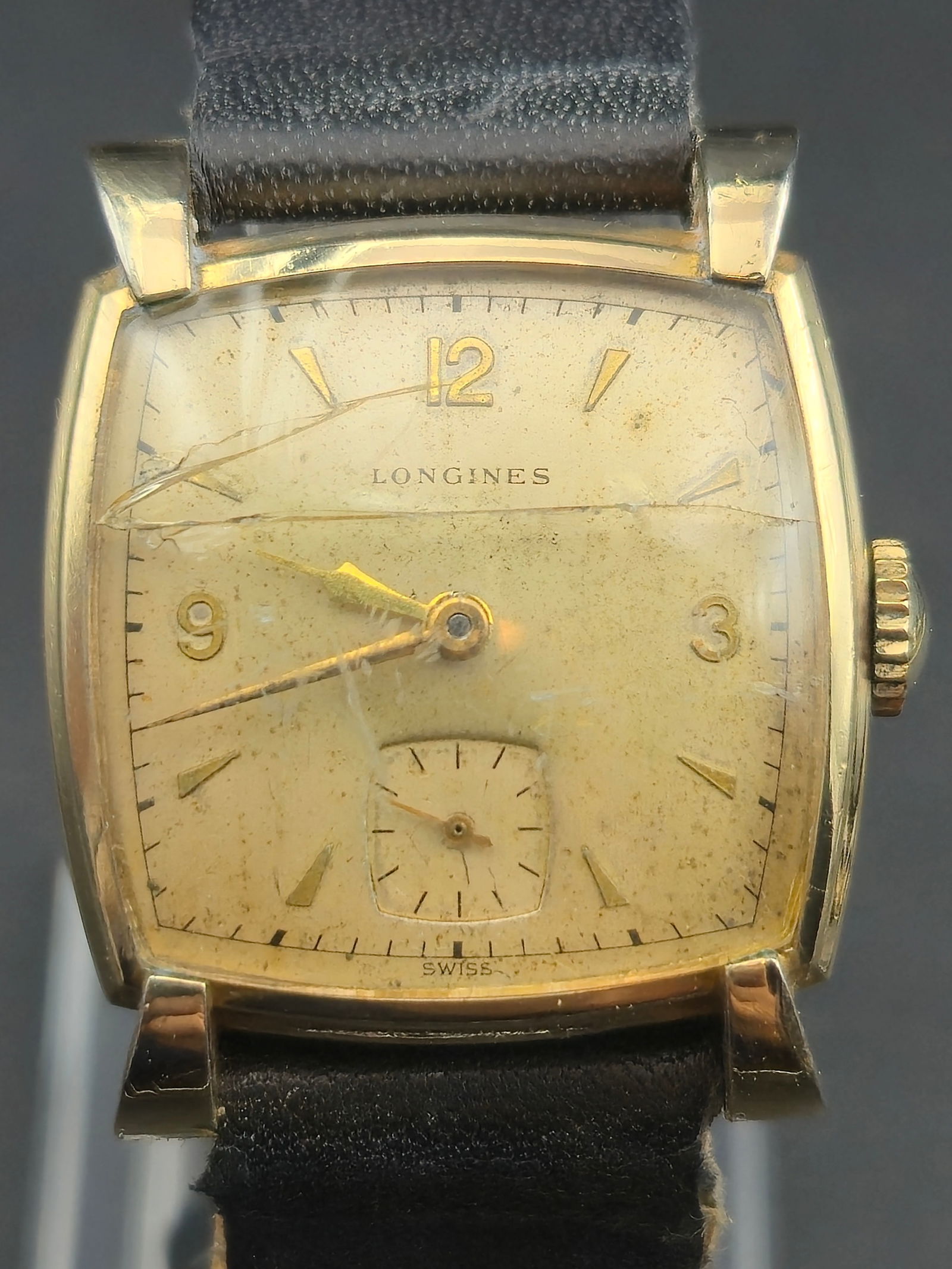1947 Longines 10K GF Wadsworth Square 26mm Manual Wind Cal.10L Dress Watch – Runs: Vintage 1947 Longines men’s dress wristwatch featuring a square 10K gold-filled case by Wadsworth, measuring 26mm across. The caseback is engraved “H.T. Skidmore from City Sales, St. Louis MO 1947