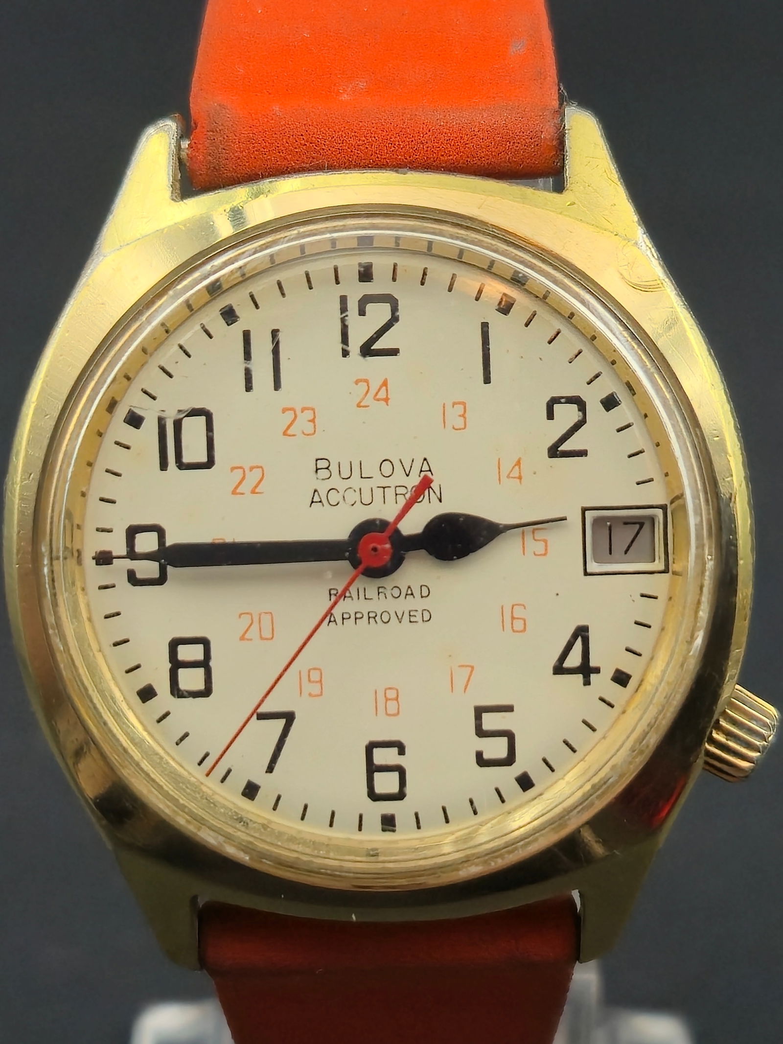 1976 Bulova Accutron Railroad Approved 2181 – Gold-Tone 33.6 mm Electric Tuning-Fork Date: Vintage 1976 Bulova Accutron Railroad Approved wristwatch powered by the Accutron Caliber 2181 tuning-fork movement. This model represents the later evolution of the railroad-certified Accutron line,