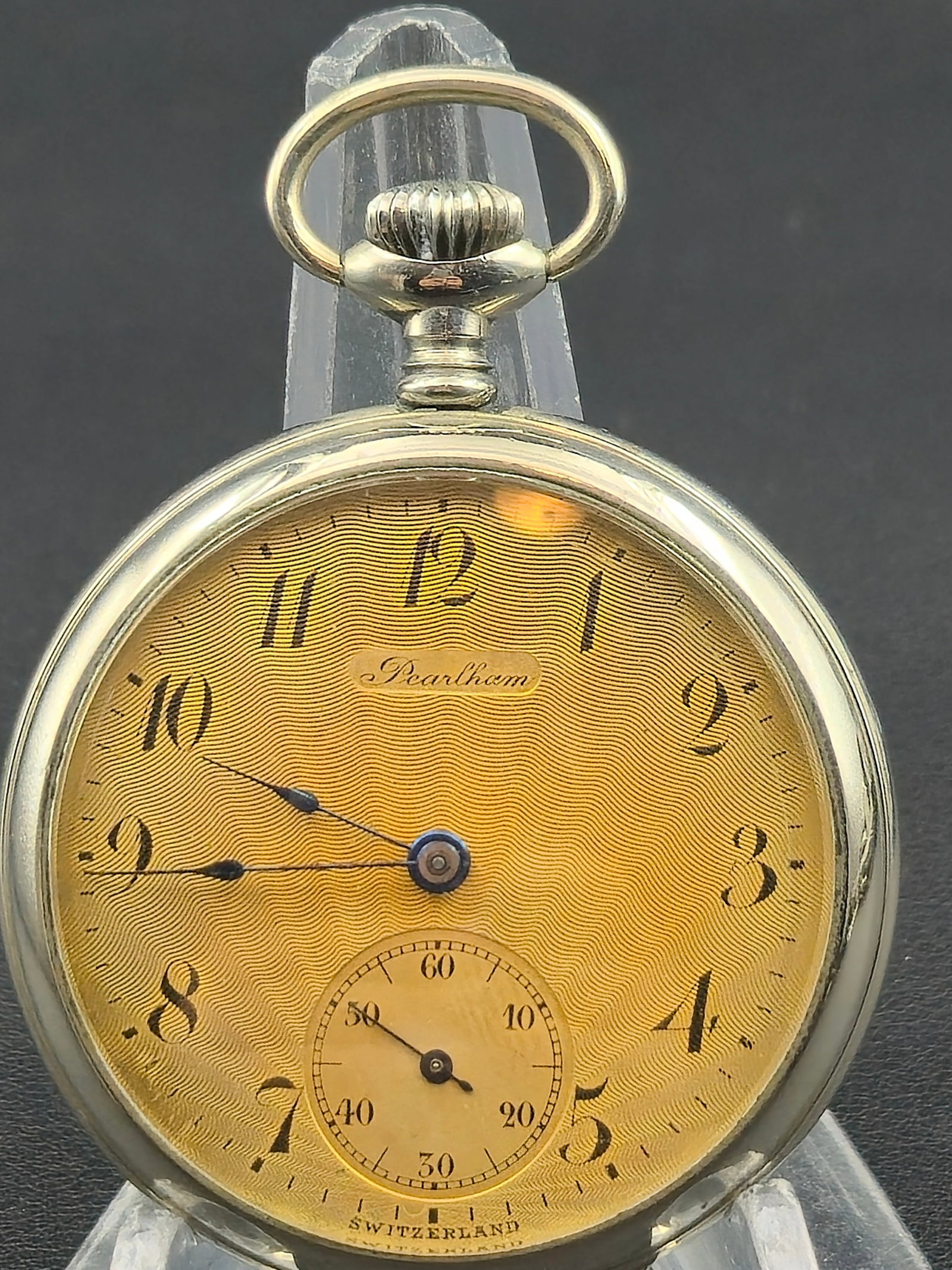 Pearlham Swiss Pocket Watch – Langendorf Watch Co. Movement, Guilloché Gold Dial – Running: Elegant Pearlham Swiss-made pocket watch featuring a finely crafted Langendorf Watch Co. movement (Switzerland), known for its reliability and classic design.This example showcases a stunning engine-t