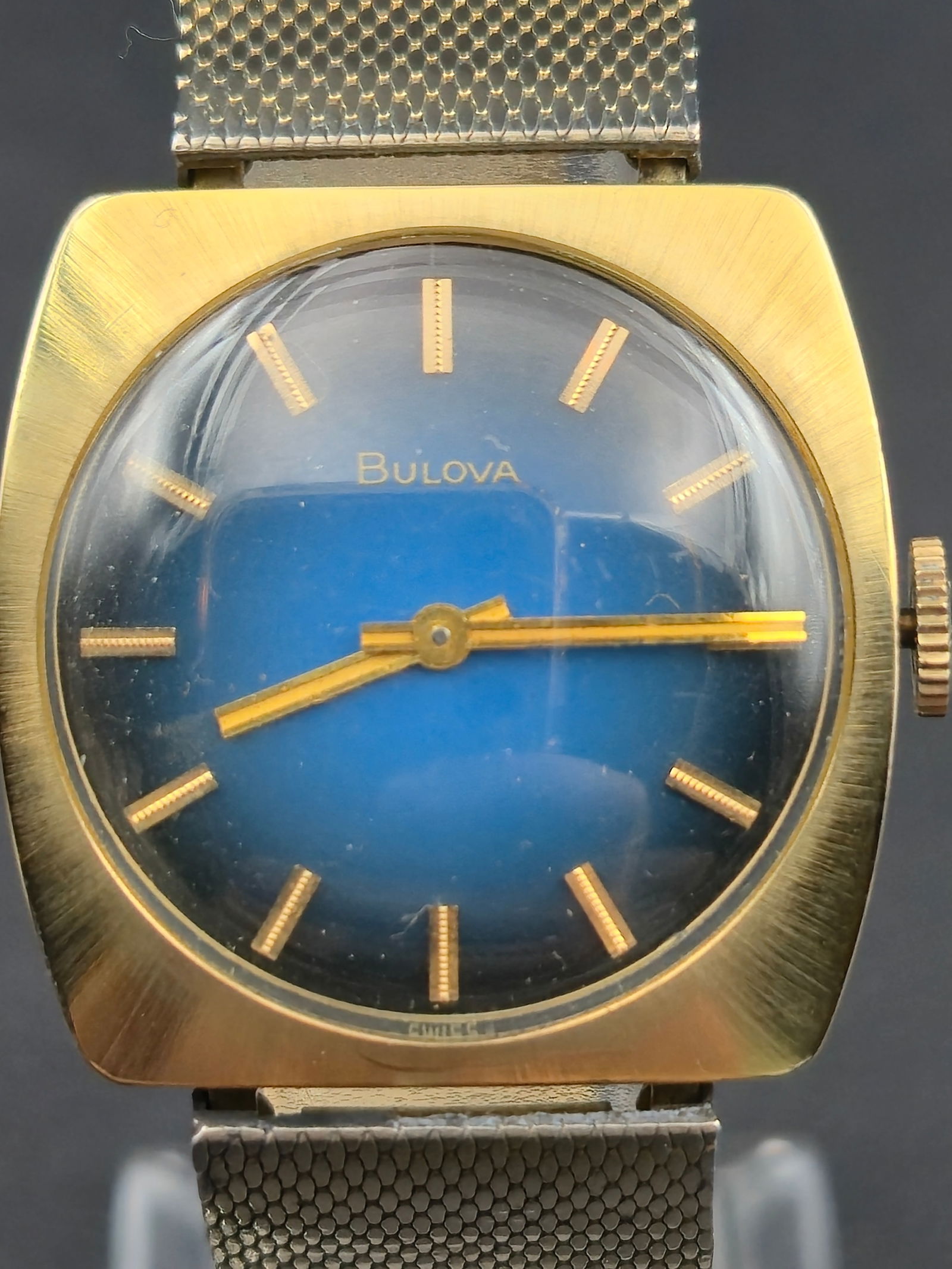 Bulova “Blue Horizon” 1971 N1 10K RGP 29 mm Manual-Wind 17J Cushion Watch Runs Well: A vibrant vintage Bulova “Blue Horizon” men’s wristwatch, dated 1971 (N1), featuring the signature deep blue metallic sunburst dial and cushion-shaped gold case design that defined Bulova’