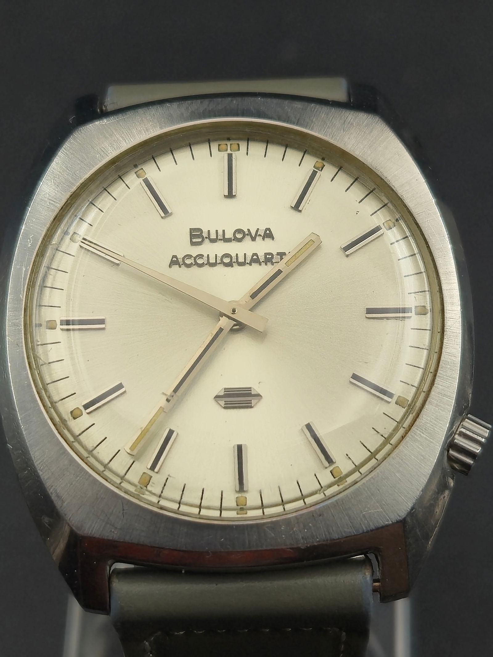 1970 Bulova Accuquartz 35mm Stainless Steel Wristwatch (New Battery): Vintage Bulova Accuquartz men’s wristwatch from 1970 featuring the innovative early quartz-regulated tuning fork movement—caliber 2240. This transitional technology combined Accutron’s tuning fo