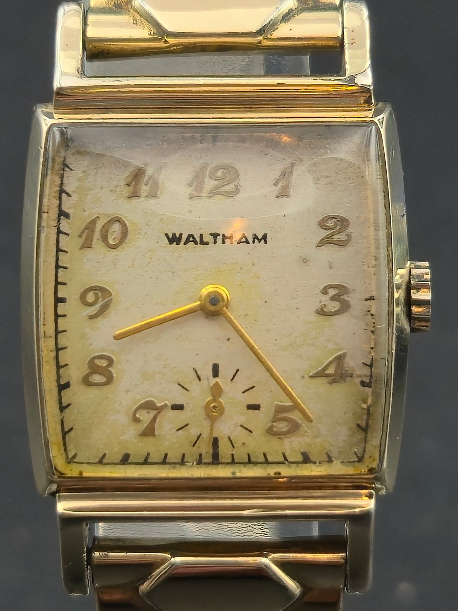 1940s Waltham 10K Gold-Filled 24mm Rectangular Wristwatch (Runs: Charming vintage Waltham wristwatch from the 1940s featuring a rectangular 10K gold-filled case with a curved design and original honeycomb-pattern expansion bracelet. It houses the fine Waltham USA C