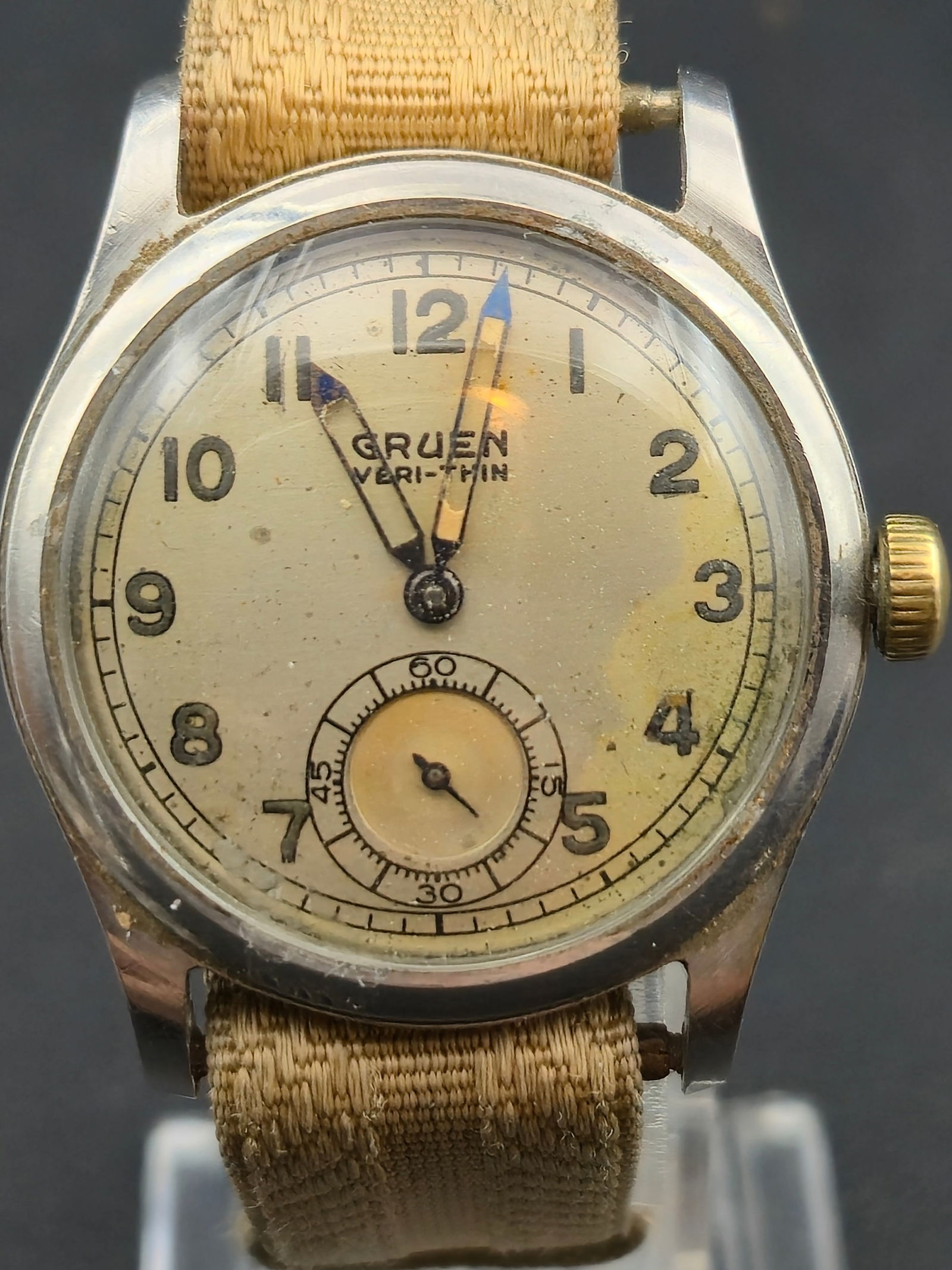 Gruen Veri Thin Precision Wristwatch 1940s Stainless Steel 31 mm Swiss: Vintage 1940s Gruen Veri Thin Precision wristwatch featuring a stainless steel Guilde case and cream dial with black Arabic numerals and blued steel hands. The dial includes a subsidiary seconds dial