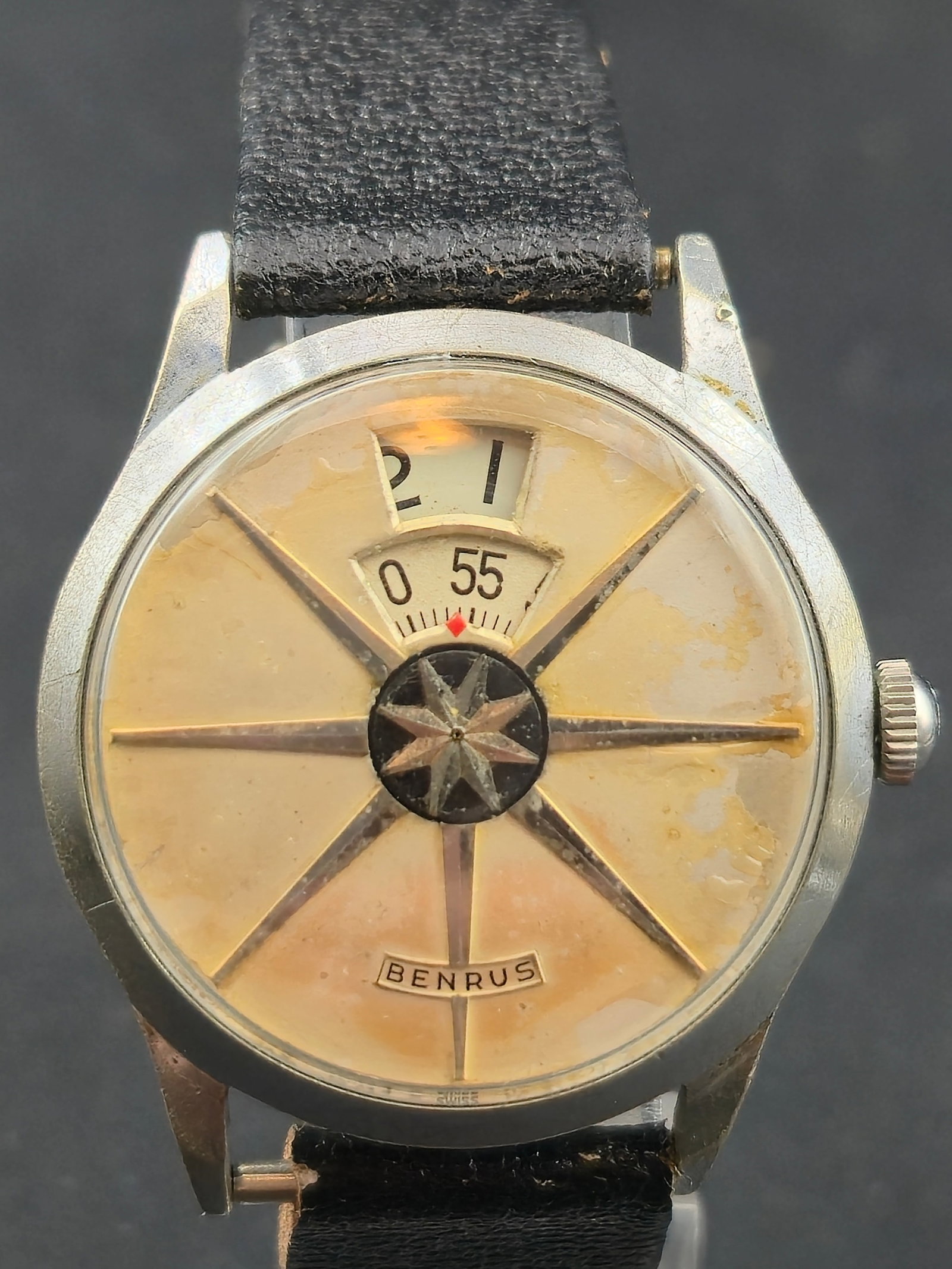 1950s Benrus “Dial-O-Rama” Jump Hour 17J Manual Wind Watch, 33 mm – Runs: A striking mid-century Benrus “Dial-O-Rama” jump-hour wristwatch, circa 1950s, featuring Benrus’s famous “Direct Read” time display. Hours and minutes appear through rotating apertur