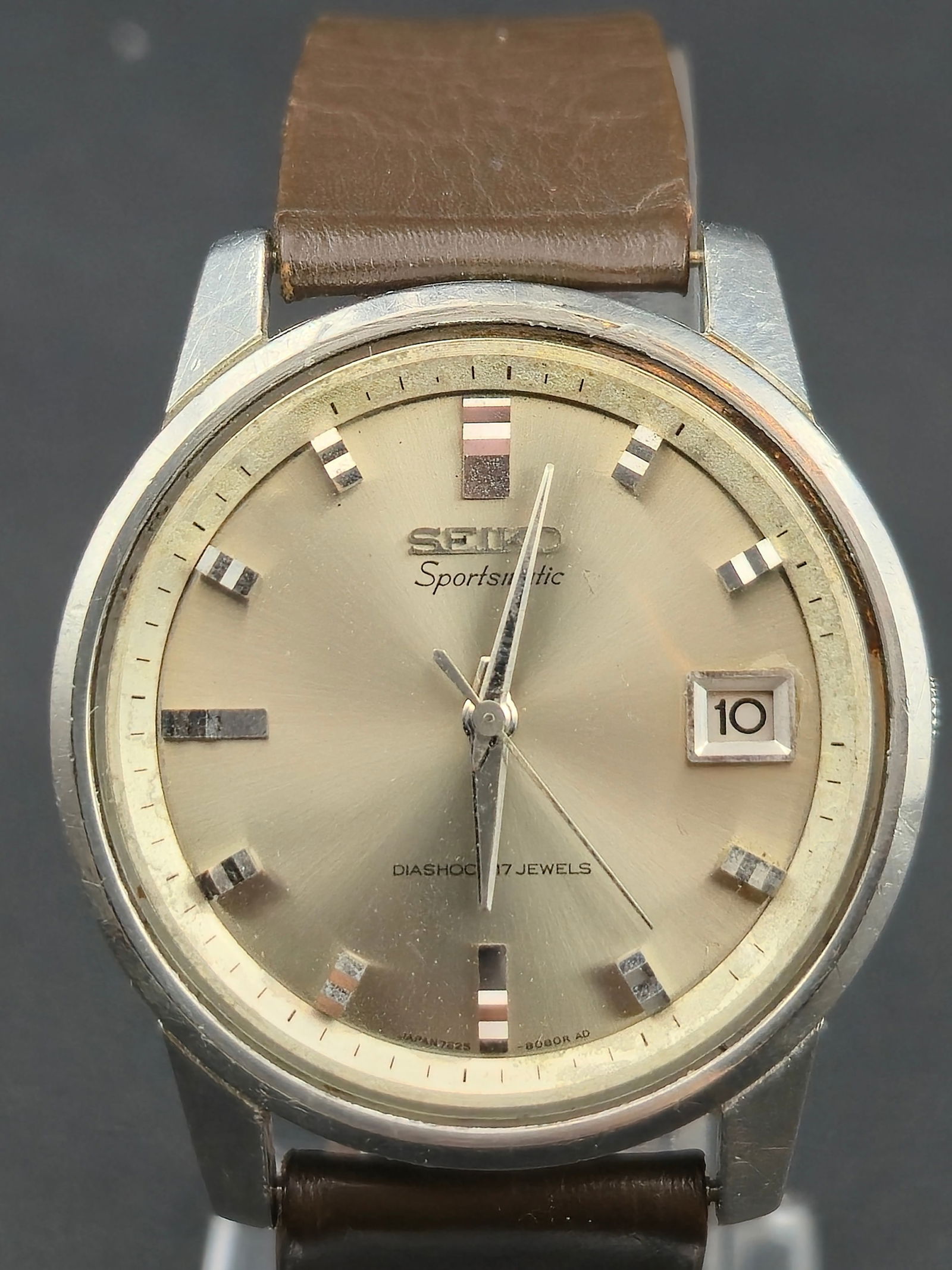 1966 Seiko Sportsmatic 7625-8060 Automatic 17 Jewel 35 mm Wristwatch Runs Needs Crystal: Vintage Seiko Sportsmatic wristwatch reference 7625-8060 dating to June 1966. Powered by the Seiko 7625D automatic movement with 17 jewels, signed Seiko and Diashock 17 Jewels Japan. Inside caseback m