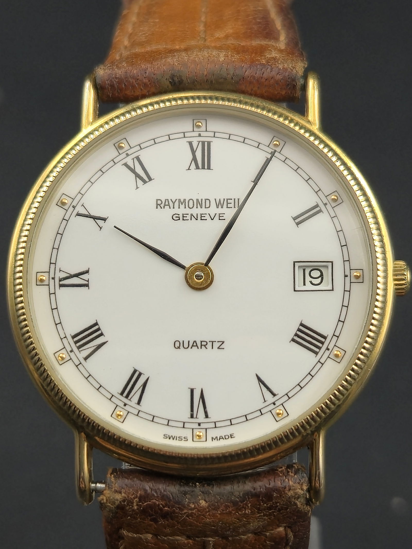 Raymond Weil Geneve Quartz 18K Gold Electroplated 32 mm Wristwatch New Battery: Vintage Raymond Weil Geneve quartz wristwatch reference 5511 featuring a classic white Roman numeral dial with gold tone hands and date display at three oclock. The caseback is marked Raymond Weil 18K