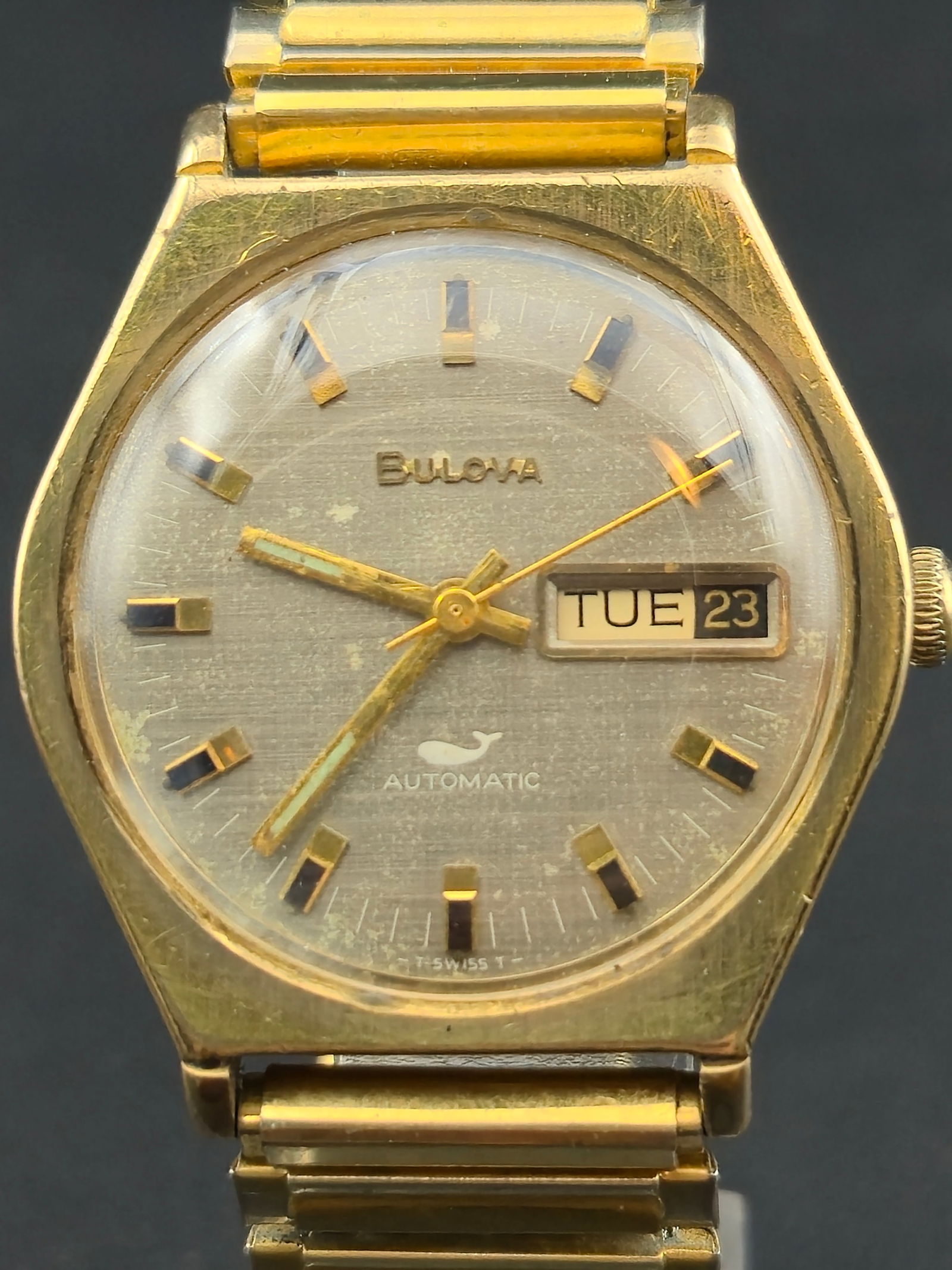 1975 Bulova Sea King Whale Automatic Caliber 11ANACB Gold Tone 35 mm Wristwatch Runs: Vintage Bulova Sea King Automatic wristwatch dated 1975 featuring the classic whale logo above “Automatic” on the dial. Powered by the Swiss Bulova Caliber 11ANACB automatic movement with seve