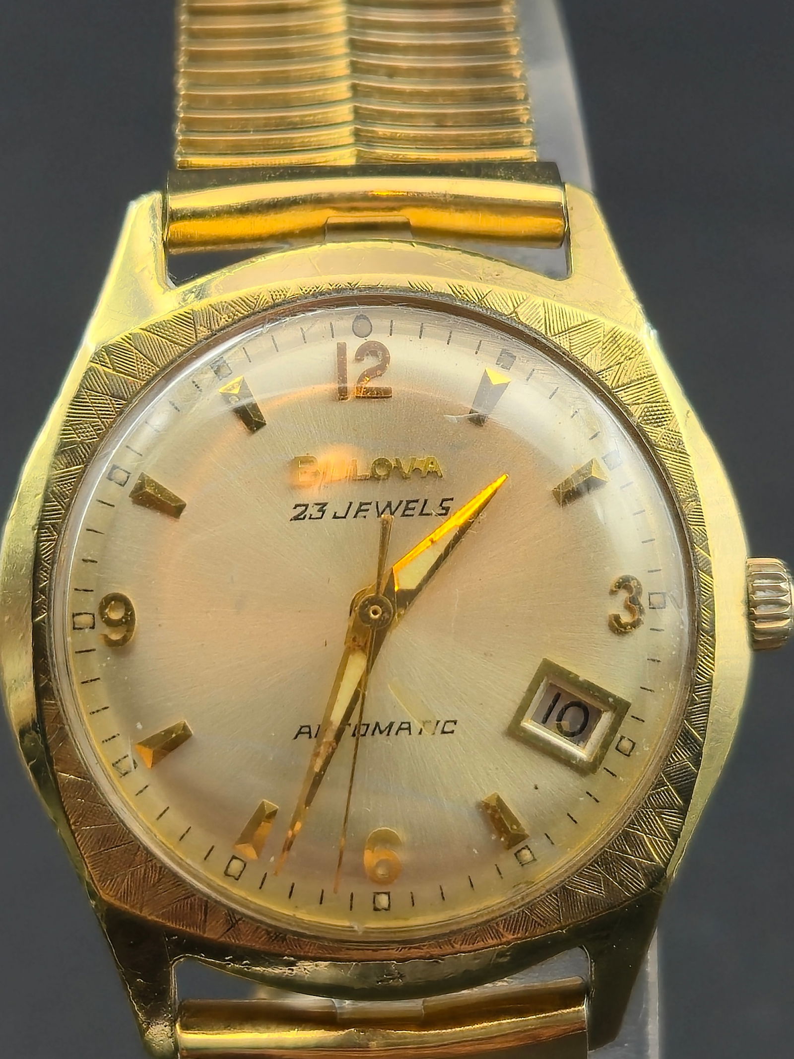 1959 Bulova 23 Jewels Automatic Caliber 10CPACD 10K Gold Filled 32 mm Runs: Vintage 1959 Bulova 23 Jewels Automatic wristwatch powered by the Bulova USA Caliber 10CPACD automatic movement with twenty-three jewels. Inside caseback stamped M9 (1959).The case is 10K rolled gold
