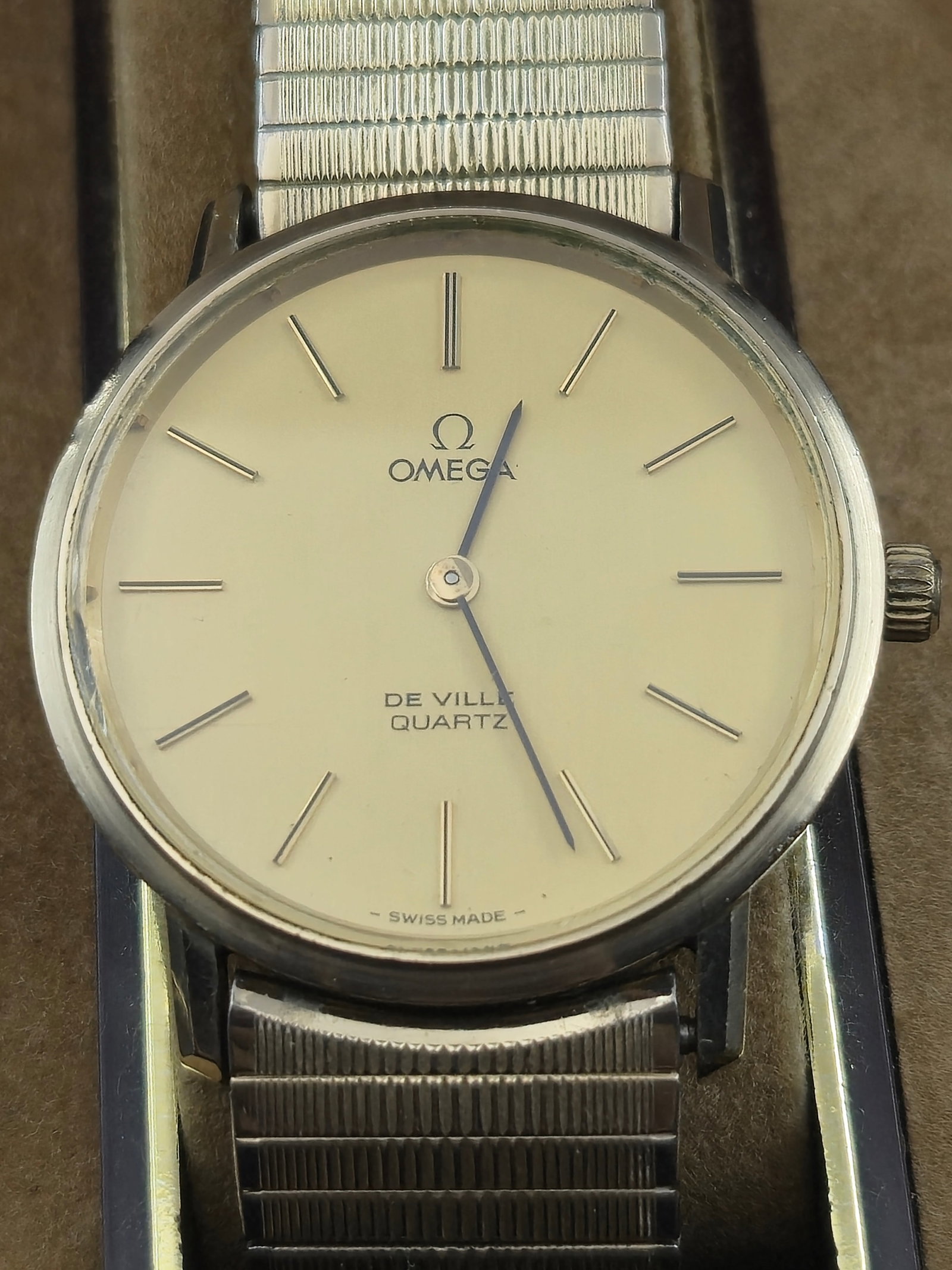 Omega De Ville Quartz 33mm 10K Gold Filled Swiss Watch with Box 1980s: classic Omega De Ville quartz wristwatch featuring the Omega caliber 1380 Swiss movement with three jewels and an unadjusted configuration. The watch is housed in a 10K gold filled Star Watch Case Com