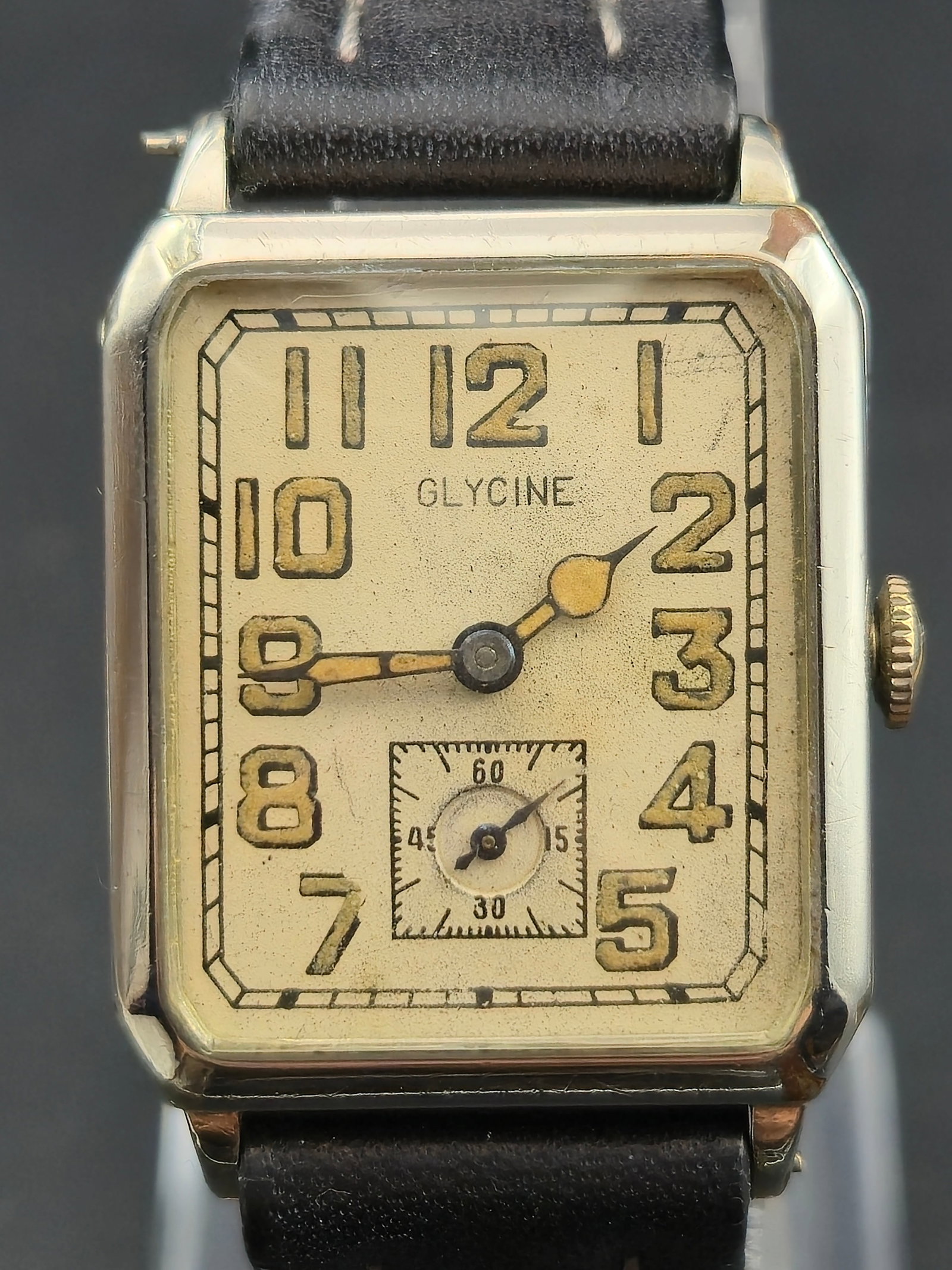Glycine Art Deco 4629 Caliber 15J White 14K GF 24 mm Vintage 1930s – Runs: Charming 1930s Glycine Watch Co. Swiss rectangular wristwatch featuring a 15-jewel manual-wind Caliber 4629 movement marked Three (3) Adjustments and Glycine Watch Co. Swiss. The elegant white 14K gol