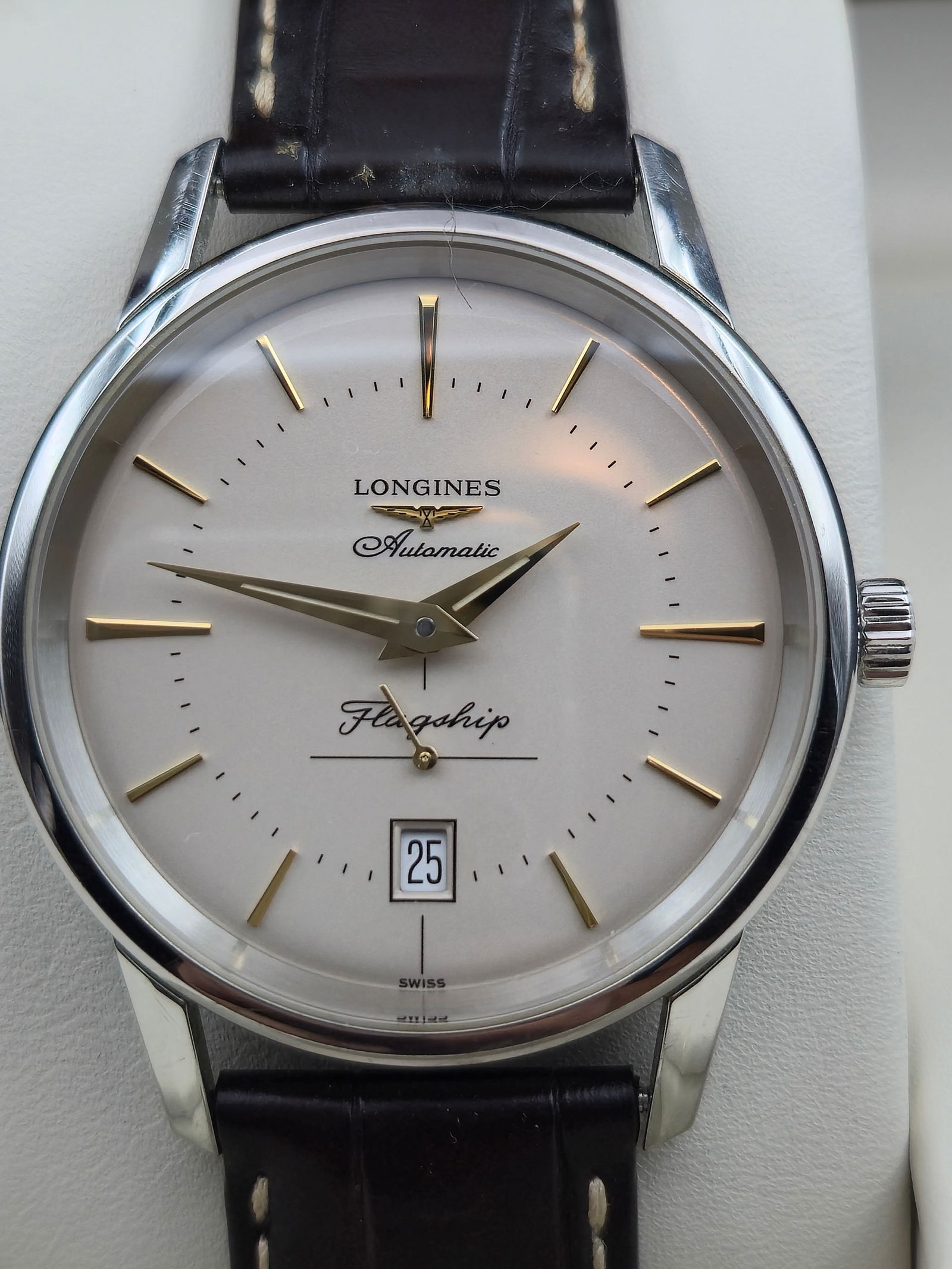 Longines Flagship Heritage Automatic Ref.L4.795.4 Stainless 39 mm – NOS Full Set 2024: Stunning Longines Flagship Heritage Automatic, reference L4.795.4, presented here as a complete NOS full set with original Longines wooden presentation box, outer storage box, hang tag, instruction ma