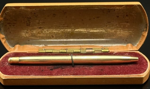 Vintage Sheaffer Gold-Plated Ballpoint Pen – Made in U.S.A.: Offered here is a classic vintage Sheaffer ballpoint pen, crafted in the U.S.A. This elegant writing instrument features a gold-plated finish with the Sheaffer mark engraved on the barrel. Its slim, s