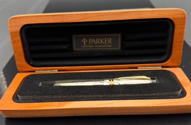 Parker Duofold Intl Pearl & Black Fountain Pen -18kt Fine Oblique Nib: Parker Duofold Intl Pearl & Black Fountain Pen -18kt Fine Oblique NibParker Fountain PenOver the next several weeks and months I will be selling pens from the collection of a Colorado doctor who has c