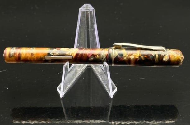 Vintage Sheaffer Balance Marbled Celluloid Fountain Pen – 14k Nib – 1930s: A fine example of Sheaffer’s iconic Balance fountain pen, dating from the 1930s. This pen features a vibrant marbled celluloid body in shades of red, gold, and black, paired with a streamlined clip 