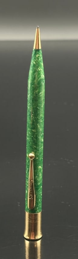Vintage Sheaffer Jade Green Mechanical Pencil – Gold Trim, 1930s–40s: A classic Sheaffer mechanical pencil in a vibrant jade green marble celluloid body with rich gold-plated trim. The clip bears the Sheaffer’s name and ball tip design, while the wide gold band at the