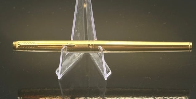 Parker 75 Gold-Plated Fountain Pen – Grid Pattern with Gold Arrow Clip: Vintage Parker 75 fountain pen with the classic gold-plated ciselé (grid) pattern and Parker’s signature arrow clip. The pen features a unique triangular section with a 14K gold nib designed for sm