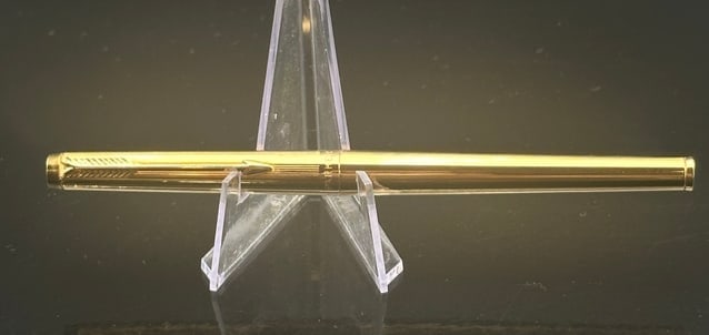 Parker Gold-Plated Ballpoint Pen – Vertical Line Pattern with Arrow Clip (1 of 7)