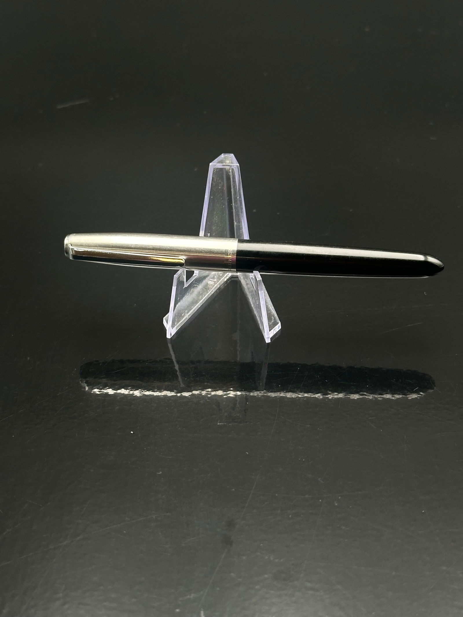 Vintage Parker 45 Flighter Stainless Steel Ballpoint Pen – Black Barrel: Elegant vintage Parker 45 Flighter ballpoint pen, featuring a brushed stainless-steel cap with polished arrow clip and a glossy black resin barrel. Classic Parker 45 twist-action mechanism with sleek