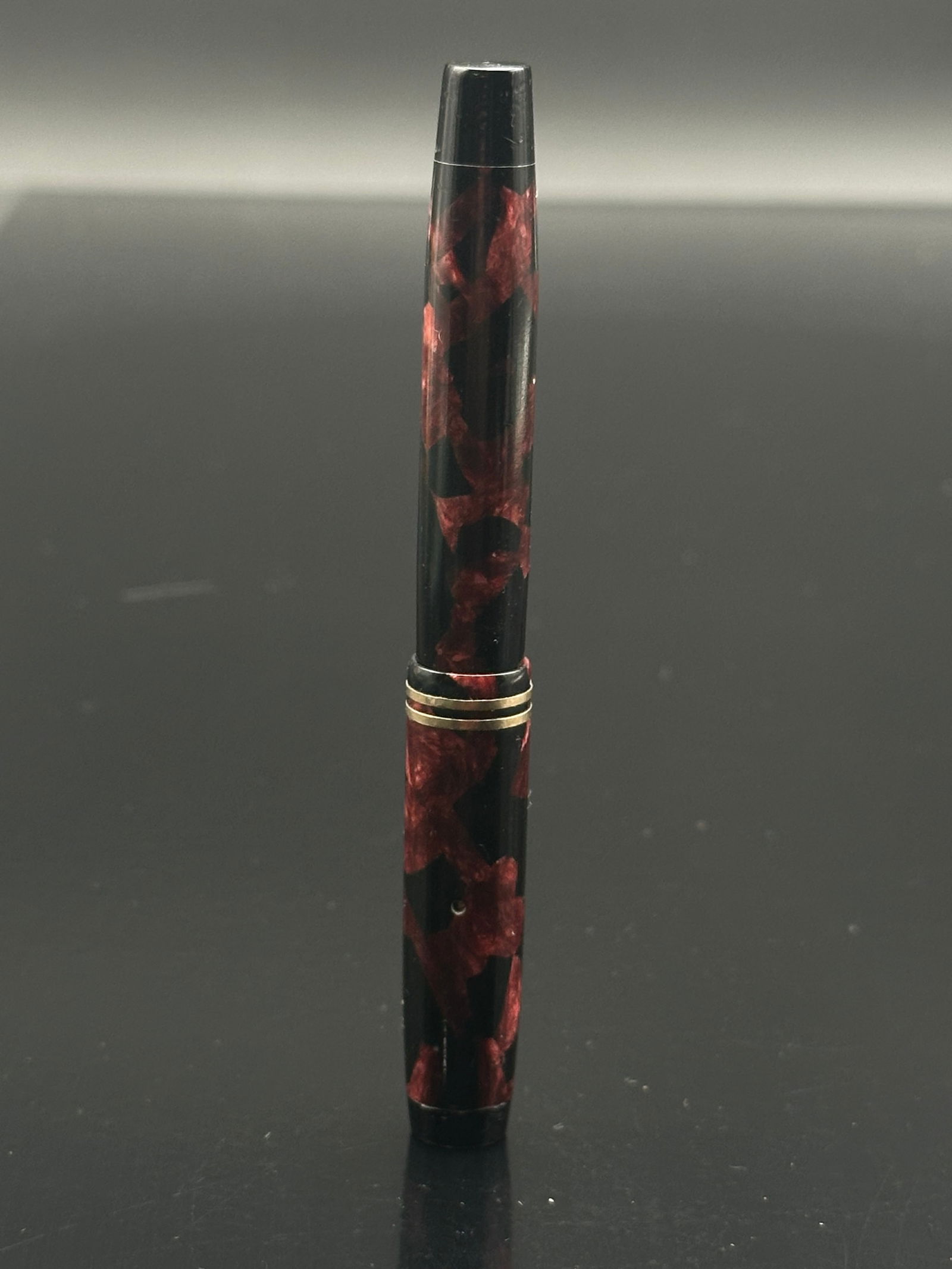Vintage Parker Duofold Fountain Pen – Red & Black Marble Resin, 14K Gold Nib, Made in U.S.A.: Classic vintage Parker Duofold fountain pen featuring a striking marbled red and black resin body with gold-plated trim. The nib is a genuine 14K gold Parker Duofold nib marked “PARKER DUOFOLD MADE