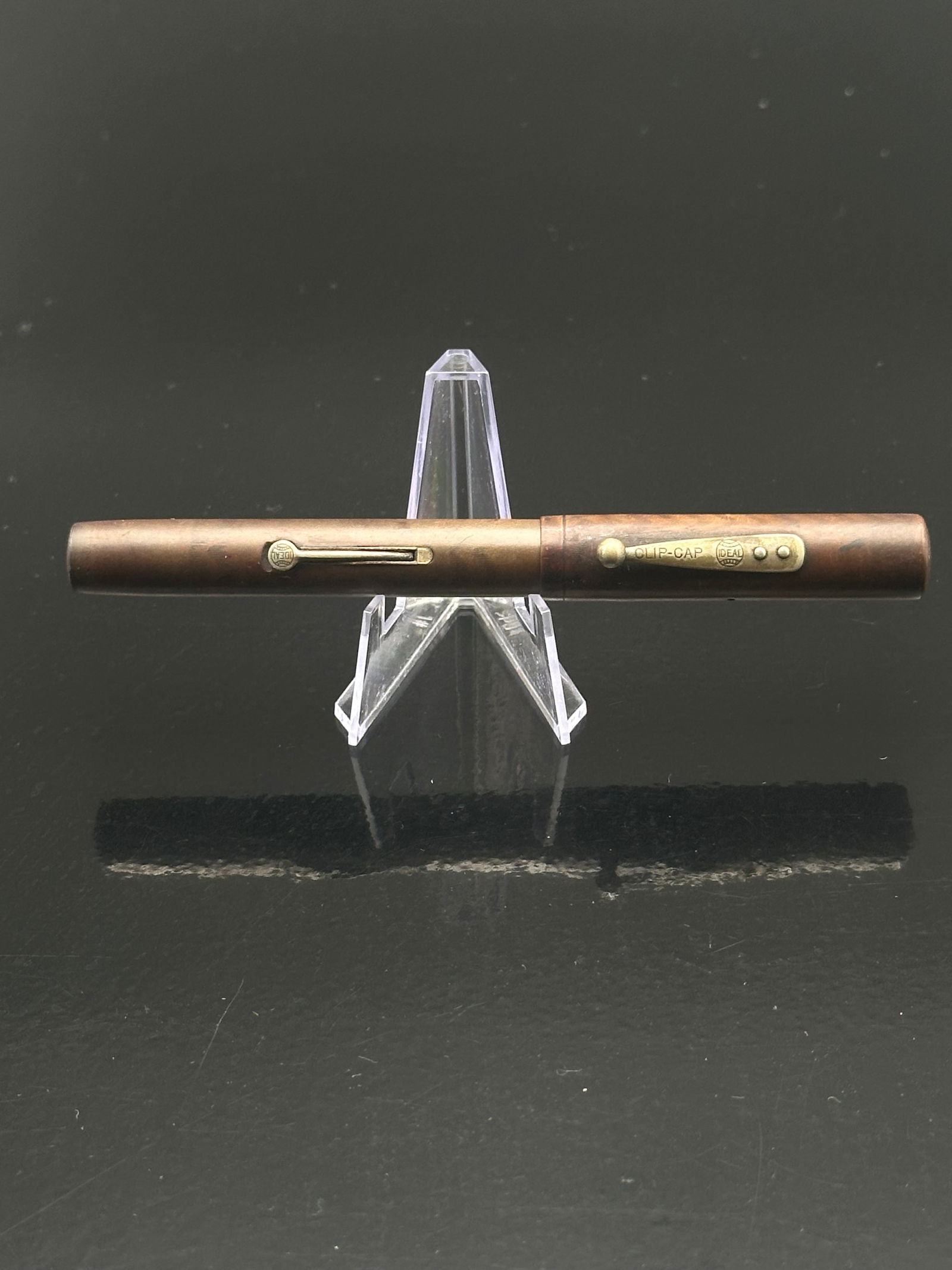 Waterman’s Ideal No. 52 Hard Rubber Lever-Fill Fountain Pen – Gold Nib, Clip-Cap, c. 1920s: A classic Waterman’s Ideal No. 52 fountain pen, crafted in black chased hard rubber (BCHR) and fitted with a 14k gold Waterman’s Ideal nib. The cap features the Waterman’s “Clip-Cap” imp