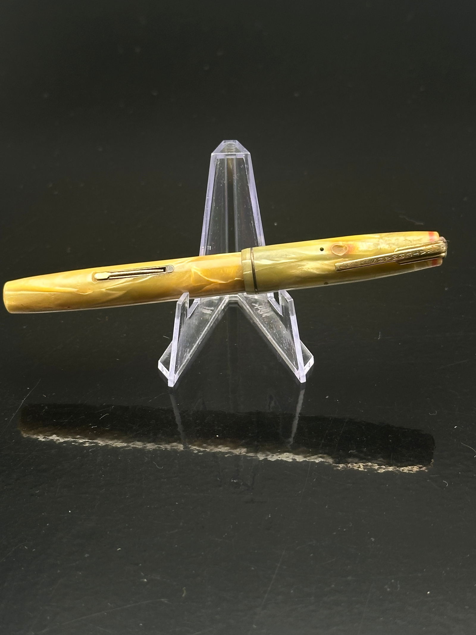 Waterman’s Marbled Yellow Fountain Pen – Stainless No. 4 Nib – Red Top Band – USA, c.: A charming vintage Waterman’s fountain pen from the late 1930s to early 1940s, featuring a yellow marbled celluloid body with red end band and the classic Waterman’s clip. The pen is fitted with a