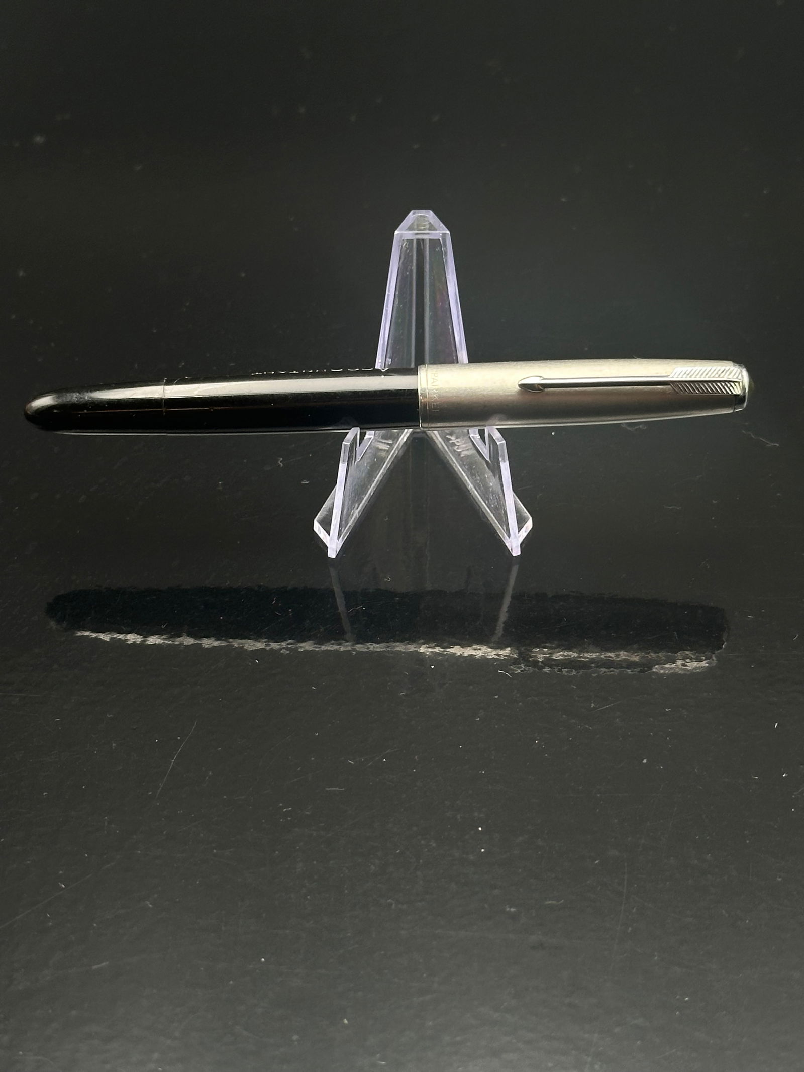 Parker 51 “Accountant” Fountain Pen – Black Barrel, Brushed Lustraloy Cap – Aerometric: A handsome and historically notable Parker 51 “Accountant” fountain pen, featuring a black resin barrel and brushed stainless Lustraloy cap with the signature Parker arrow clip. The barrel is