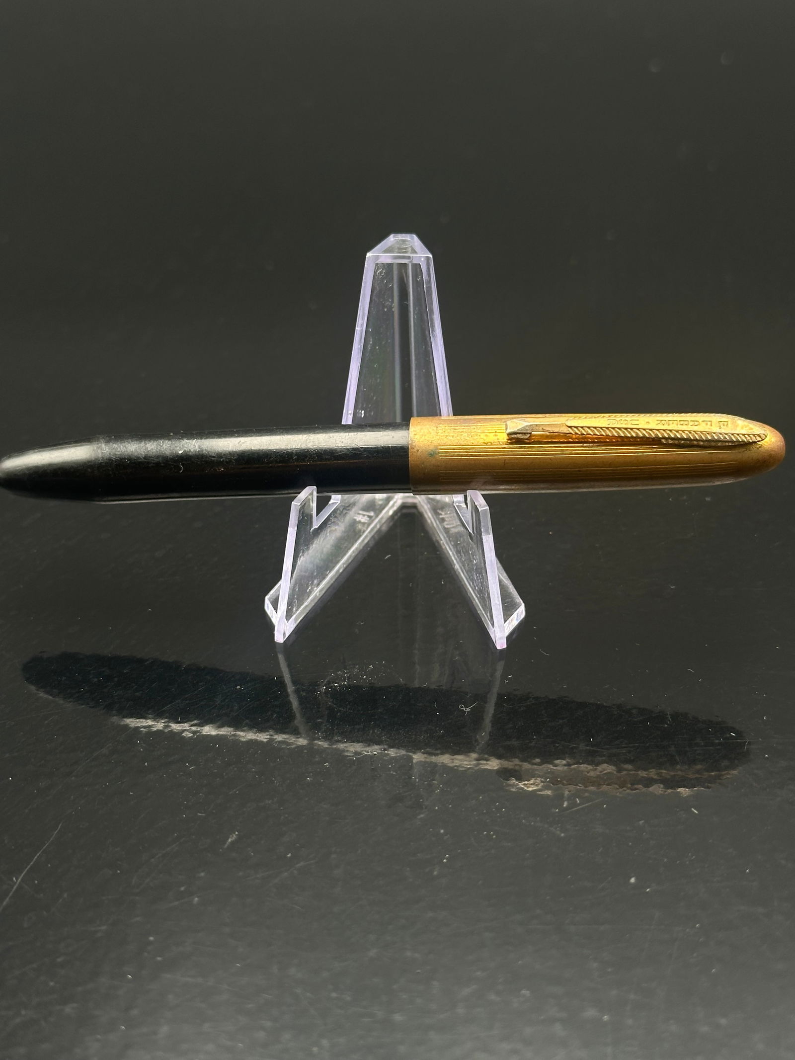 Vintage E. Faber USA Fountain Pen – Black Barrel, Gold-Filled Cap, Lever Filler, 1940s: Vintage Eberhard Faber fountain pen made in the U.S.A., featuring a black barrel and a gold-filled cap marked “E. Faber U.S.A.” with a lined Art Deco pattern. The pen has a gold-plated steel n