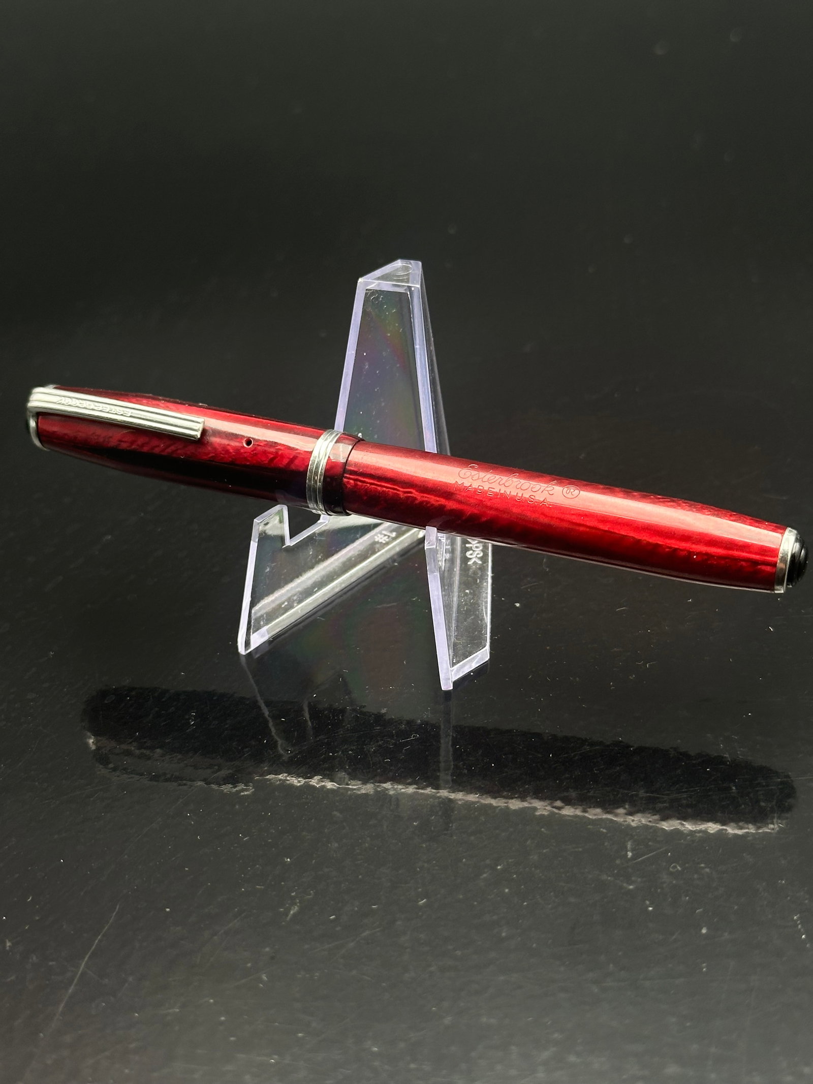 Vintage Esterbrook J Series Red Marbled Fountain Pen – 2556 Renew-Point Nib, Lever Filler, 1940s: Vintage Esterbrook J Series fountain pen in rich red marbled celluloid, made in the U.S.A., fitted with a stainless steel 2556 Renew-Point nib and classic lever-fill design. The pen features chrome tr