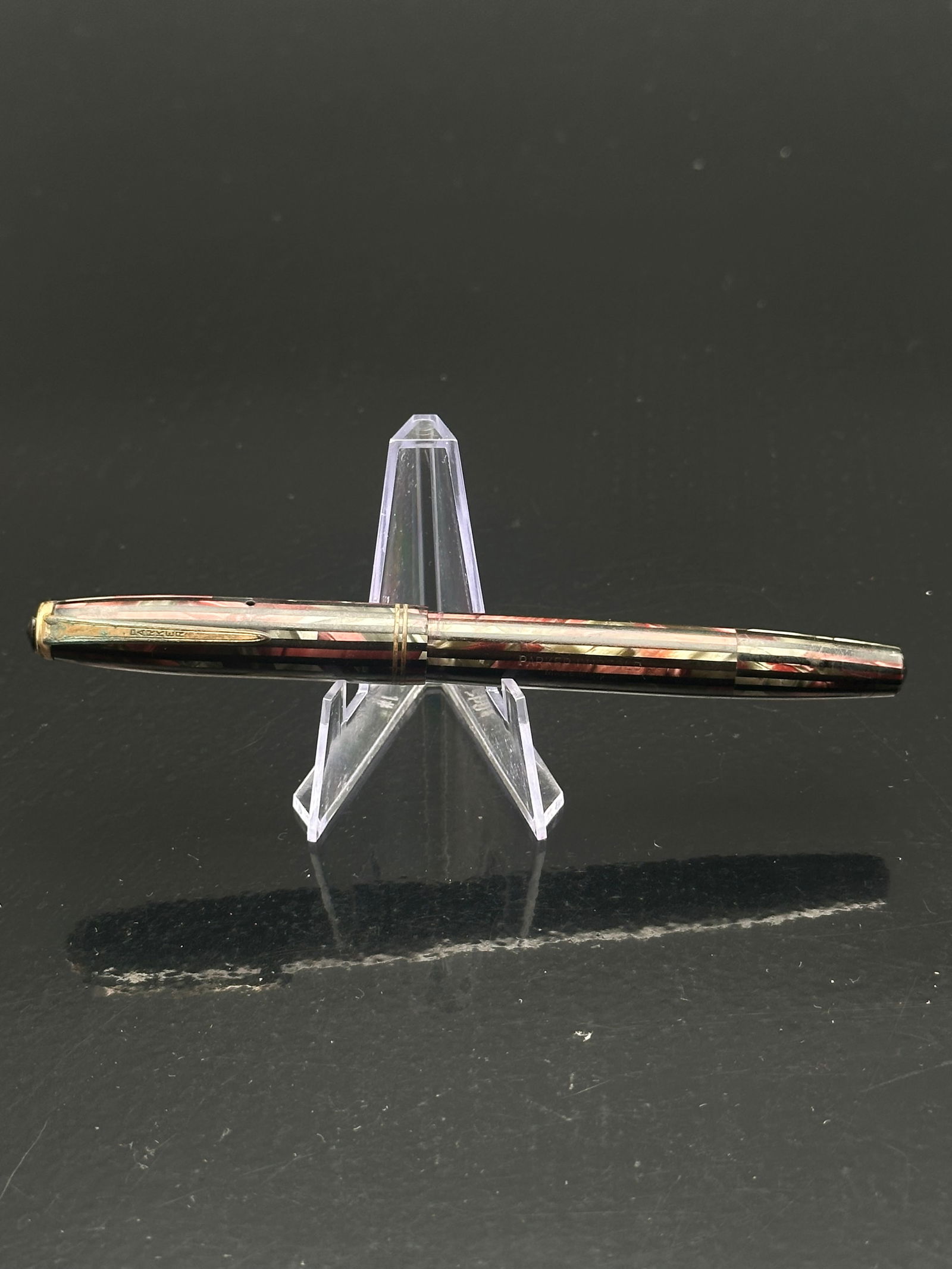 Vintage Parker Vacumatic Fountain Pen – Red Laminated Celluloid, USA, c.1940s: A handsome vintage Parker Vacumatic fountain pen featuring a red and silver laminated celluloid body with matching cap and gold-filled trim. The pen is fitted with a gold Parker nib stamped “Parker