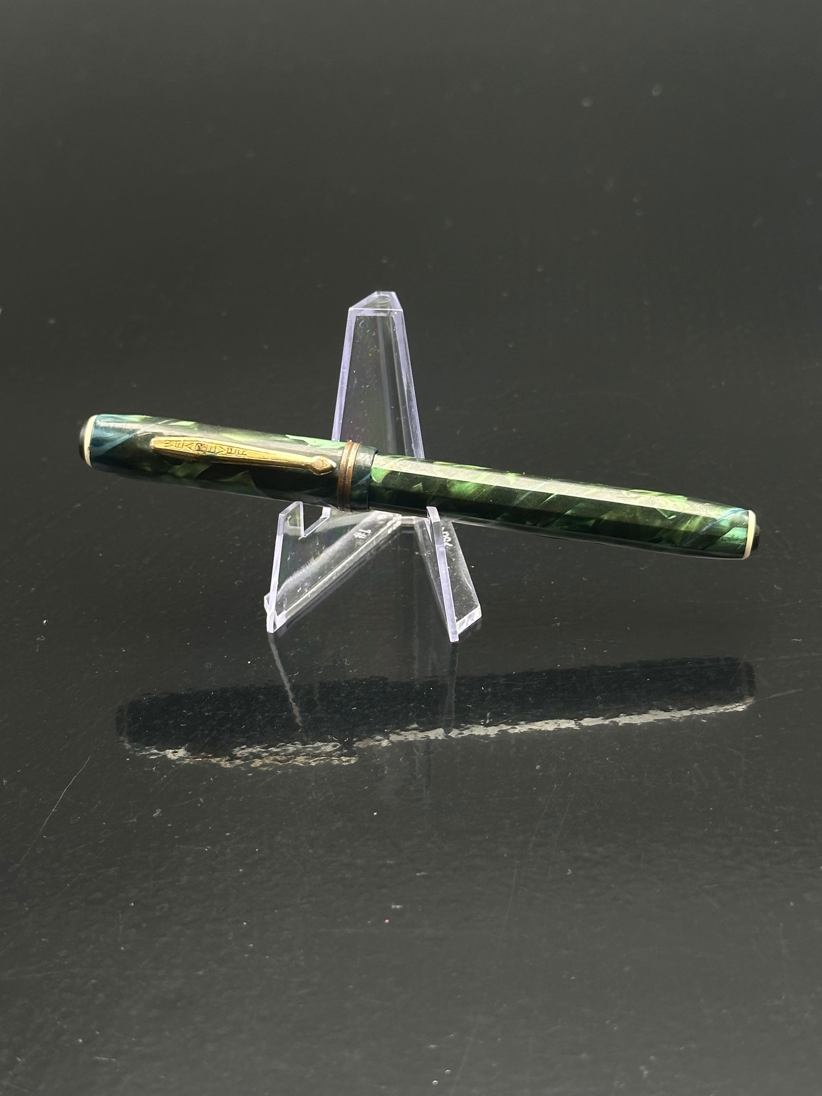 Vintage Supreme Fountain Pen – Green Marbled Celluloid, 14K Gold-Plated Nib, c.1940s: A vibrant vintage Supreme fountain pen featuring a rich green marbled celluloid body and cap accented with gold-filled trim. The nib is marked “Supreme 14K Gold Plate”, and the pen displays th