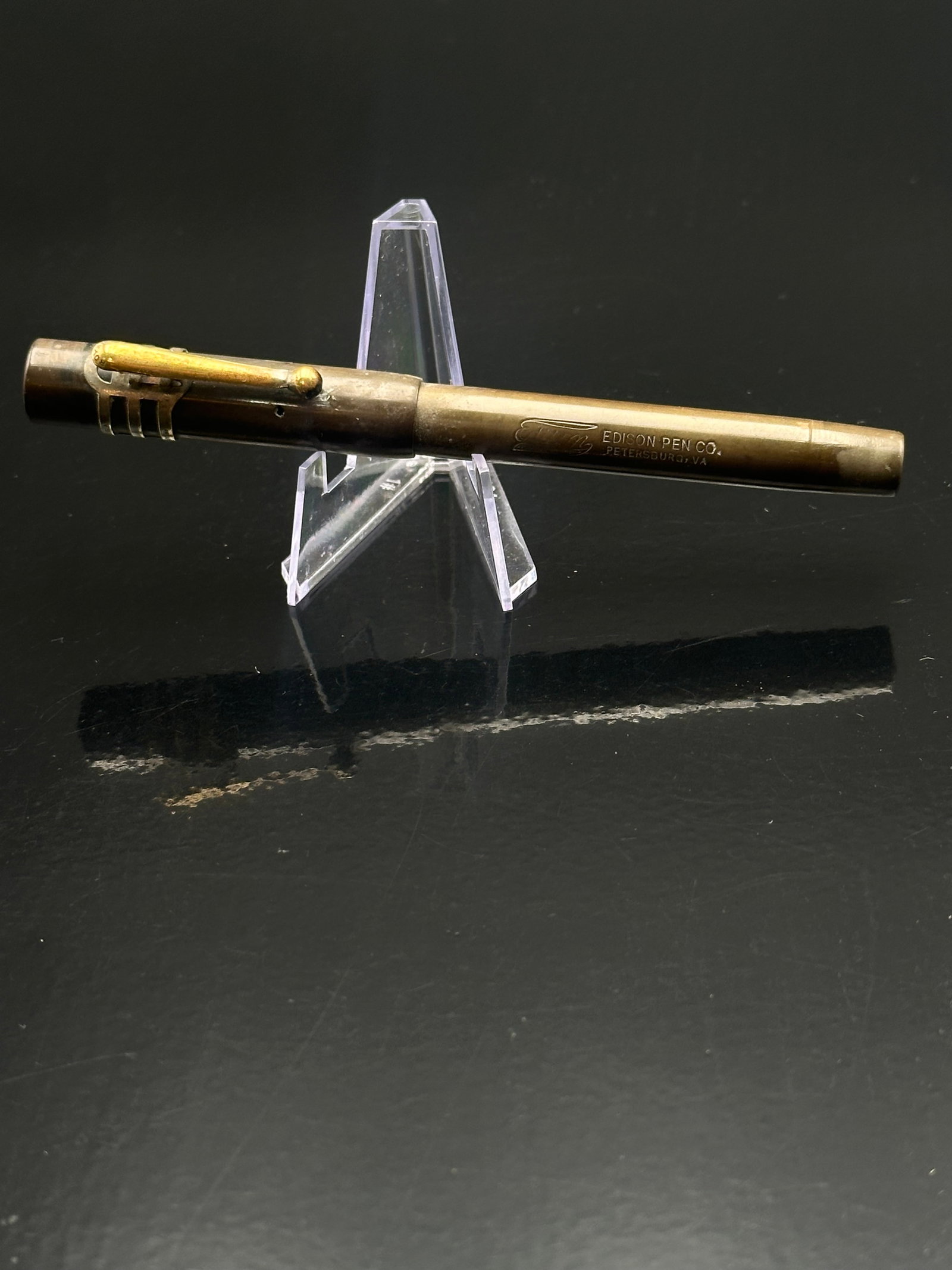 Early Edison No. 6 Fountain Pen with Argus Mfg Clip Cap – USA, ca. 1910s: This is a rare early Edison Fountain Pen No. 6, featuring a gold-plated nib marked “EDISON FOUNTAIN PEN 6.” The pen body appears to be made of black hard rubber (ebonite), showing age-appropri
