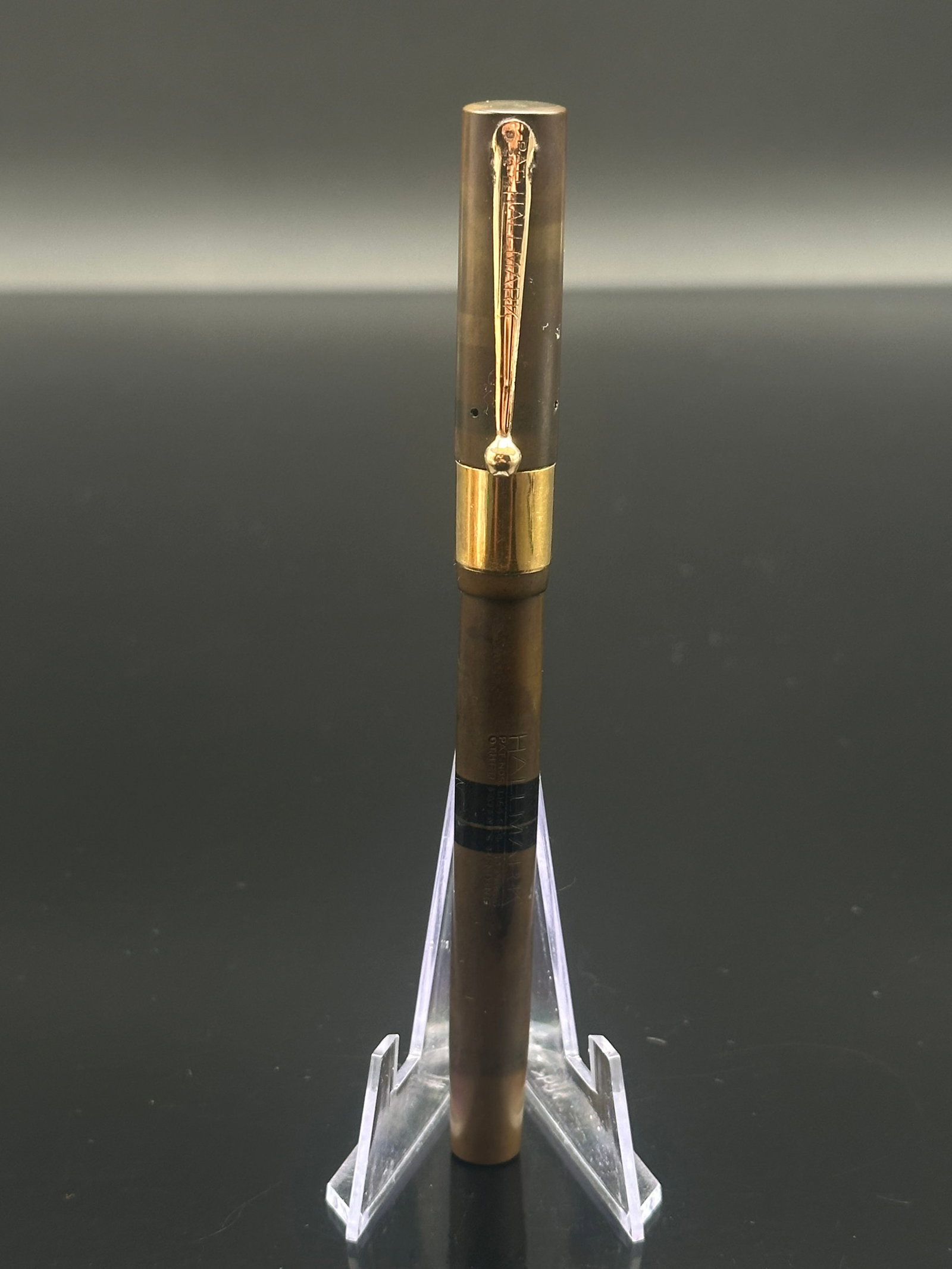 Vintage Hallmark No. 2 Fountain Pen – Gold-Tone Cap & Lever Fill – Made in New York, U.S.A.: Elegant vintage Hallmark No. 2 fountain pen, produced in New York during the late 1920s–1930s. The pen features a gold-tone cap and barrel with a black accent band and classic lever-fill mechanism. 