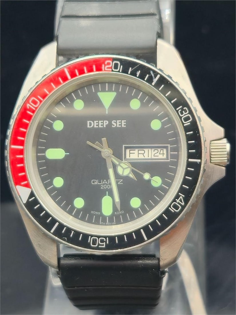Deep See pepsi bezel Diver Watch 200M Quartz Boxed: This vintage Deep See quartz diver's watch features a robust 200-meter water resistance, sporty two-tone Pepsi bezel (red/black), and a luminous dial with bold circular indices and arrow hands. It has