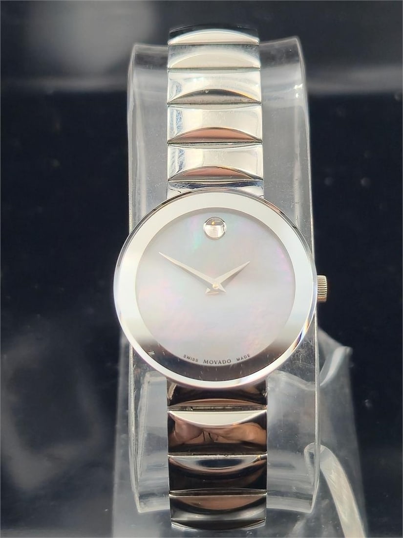 2019 Movado Museum MOP Dial – Ref 11.8.14.1370: Elegant 2019 Movado Museum Classic women’s wristwatch, reference 11.8.14.1370, featuring a beautiful mother of pearl dial with the iconic Museum dot at 12 o’clock. Slim stainless steel case with p