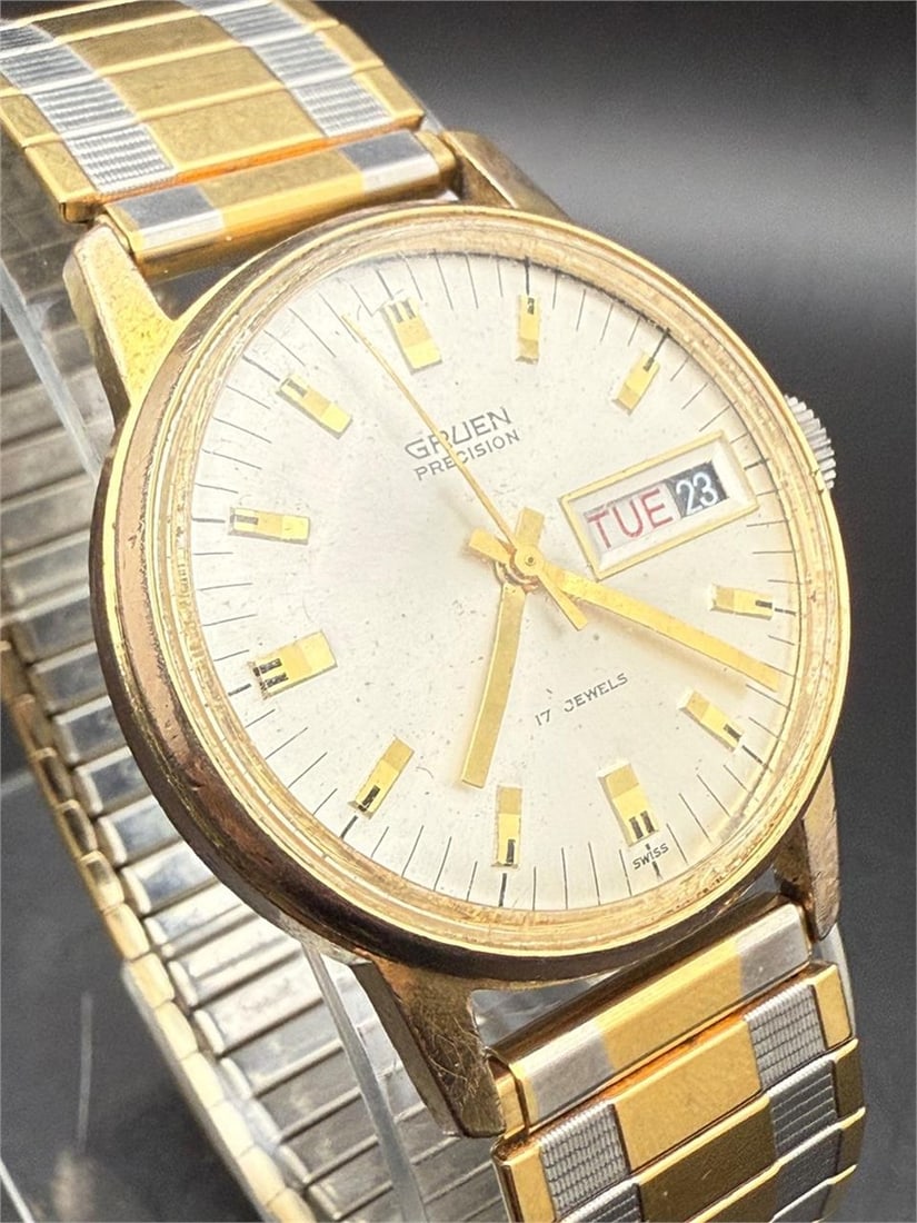 Vintage Gruen Precision 512CD 17j Mech Day/Date Watch: Running condition.The watch is sold as-is in current condition.Thank you for viewing this auction. We are a dedicated team of vintage watch and antique enthusiasts with years of experience in collecti