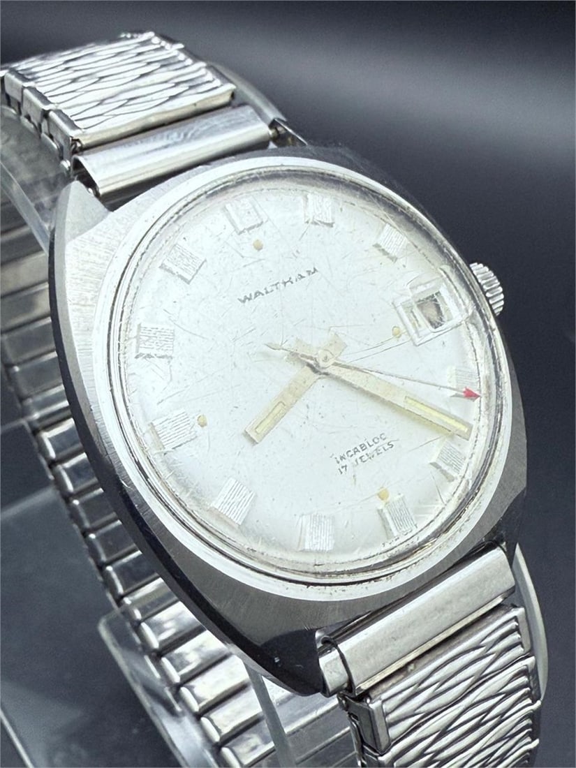 Vintage Waltham Incabloc B-319A 17J Swiss Watch: The glass crystal is scuffed from use over the yearsArrow tipped seconds handRunning condition.The watch is sold as-is in current condition.Thank you for viewing this auction. We are a dedicated team 