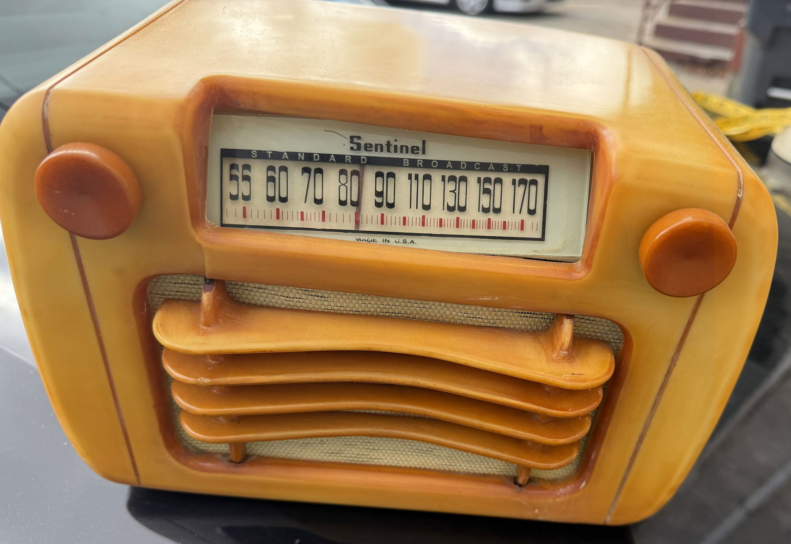 Vintage Sentinel Catalin Tube Radio – Butterscotch Yellow Bakelite, c. 1940s: Stunning vintage Sentinel tube radio featuring a highly collectible butterscotch-yellow Catalin (Bakelite) case with beautiful marbling and rounded Art Deco styling. The tuning dial displays “Standa