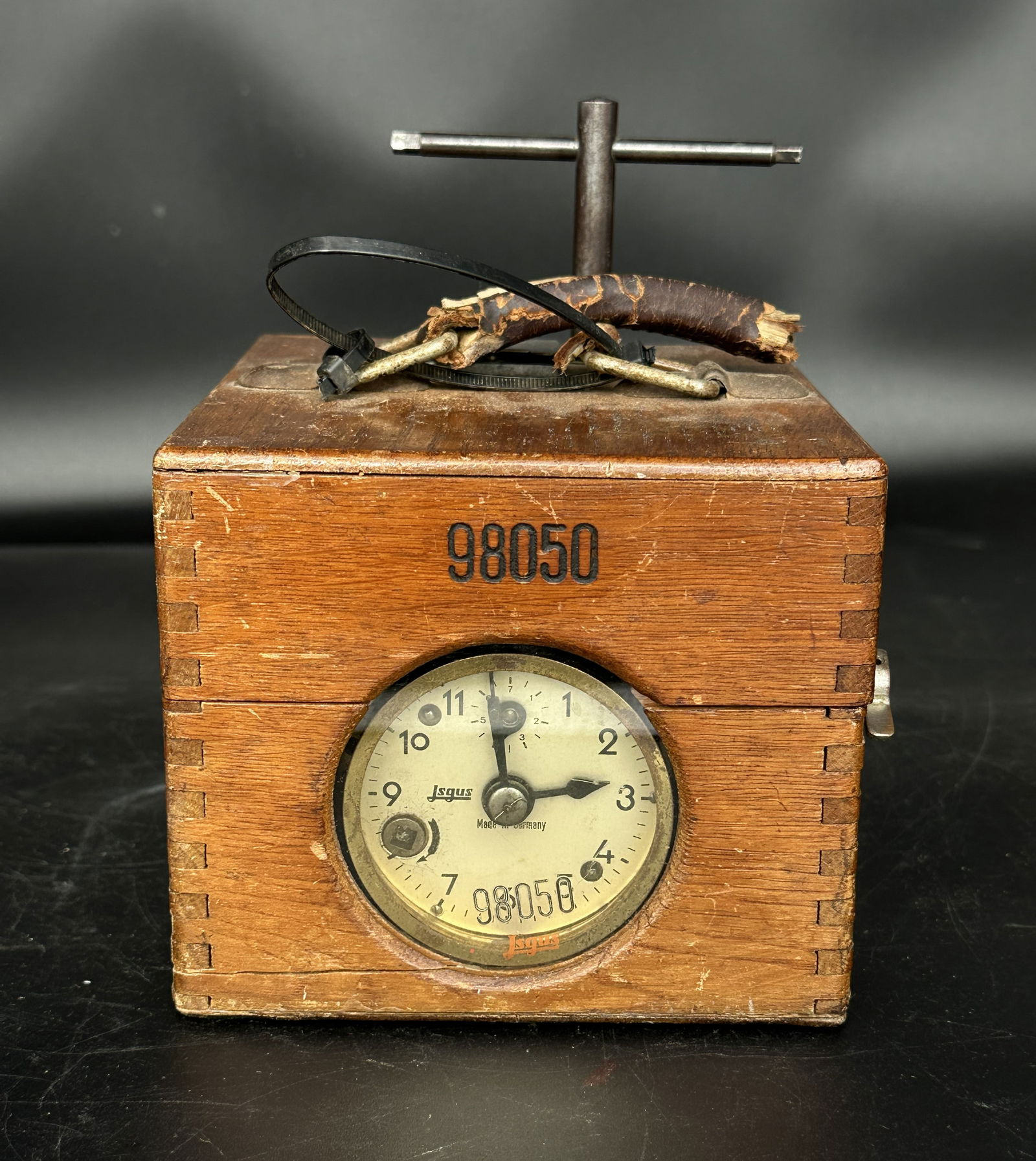 Vintage Jsgus German Guard Watchman’s Clock in Oak Case – Serial No. 98050, Early 20th Century (1 of 7)