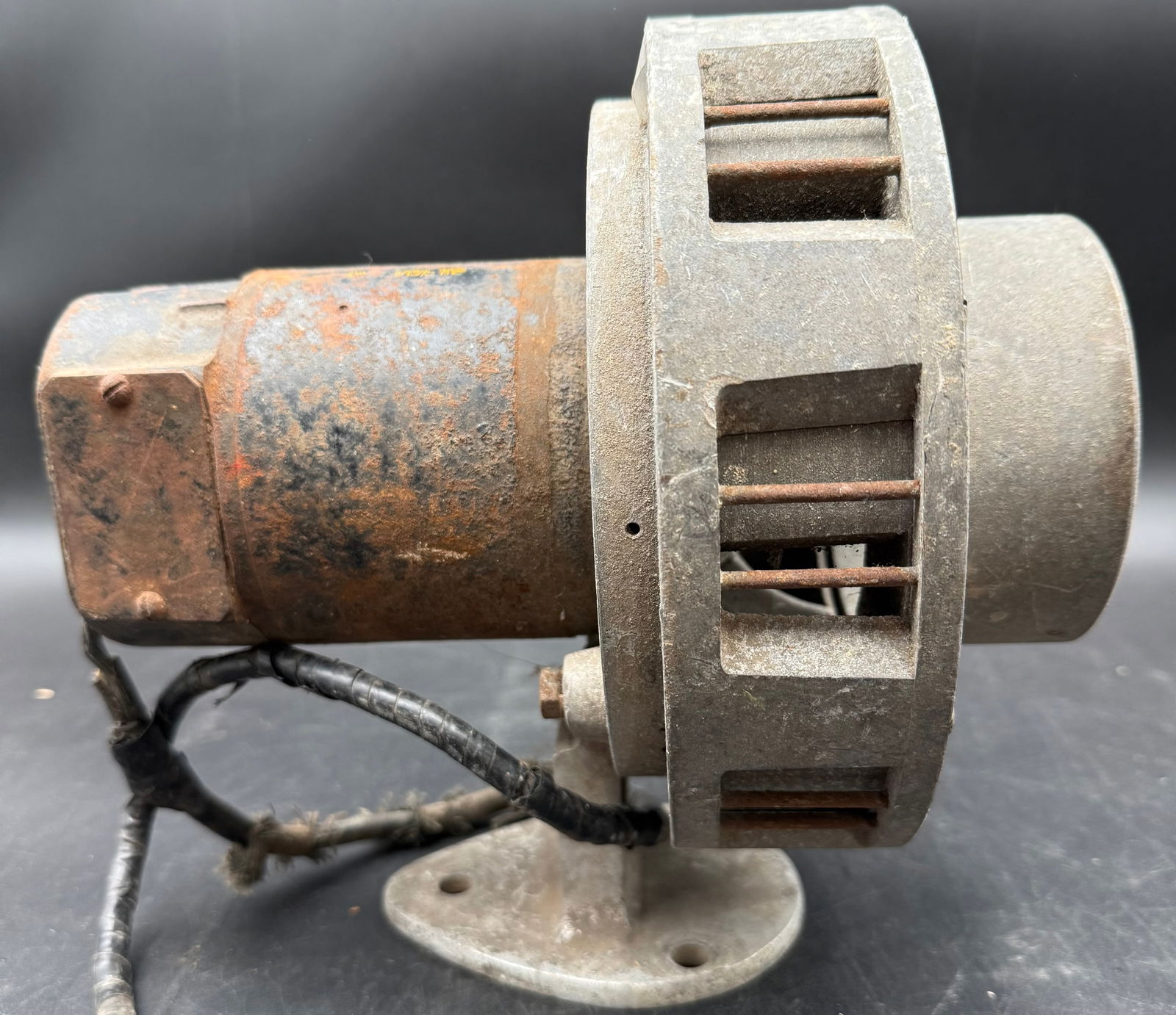 vintage Federal Sign and Signal Corporation siren For Police, Fire Or Motorcycle Use (1 of 6)