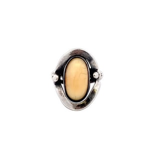 Vintage Sterling Silver Ring with Oval Cream-Colored Cabochon, 5.9g: Elegant vintage sterling silver ring featuring a smooth oval cream cabochon stone set in a polished bezel. The setting is enhanced by sculpted silver accents on each side, creating a balanced and time