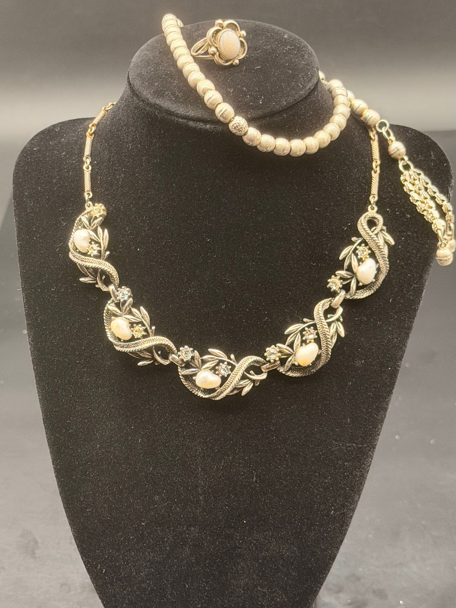 Elegant Vintage Pearl & Silver Tone Jewelry Set – Necklace, Bracelet & Ring (58g) (1 of 13)