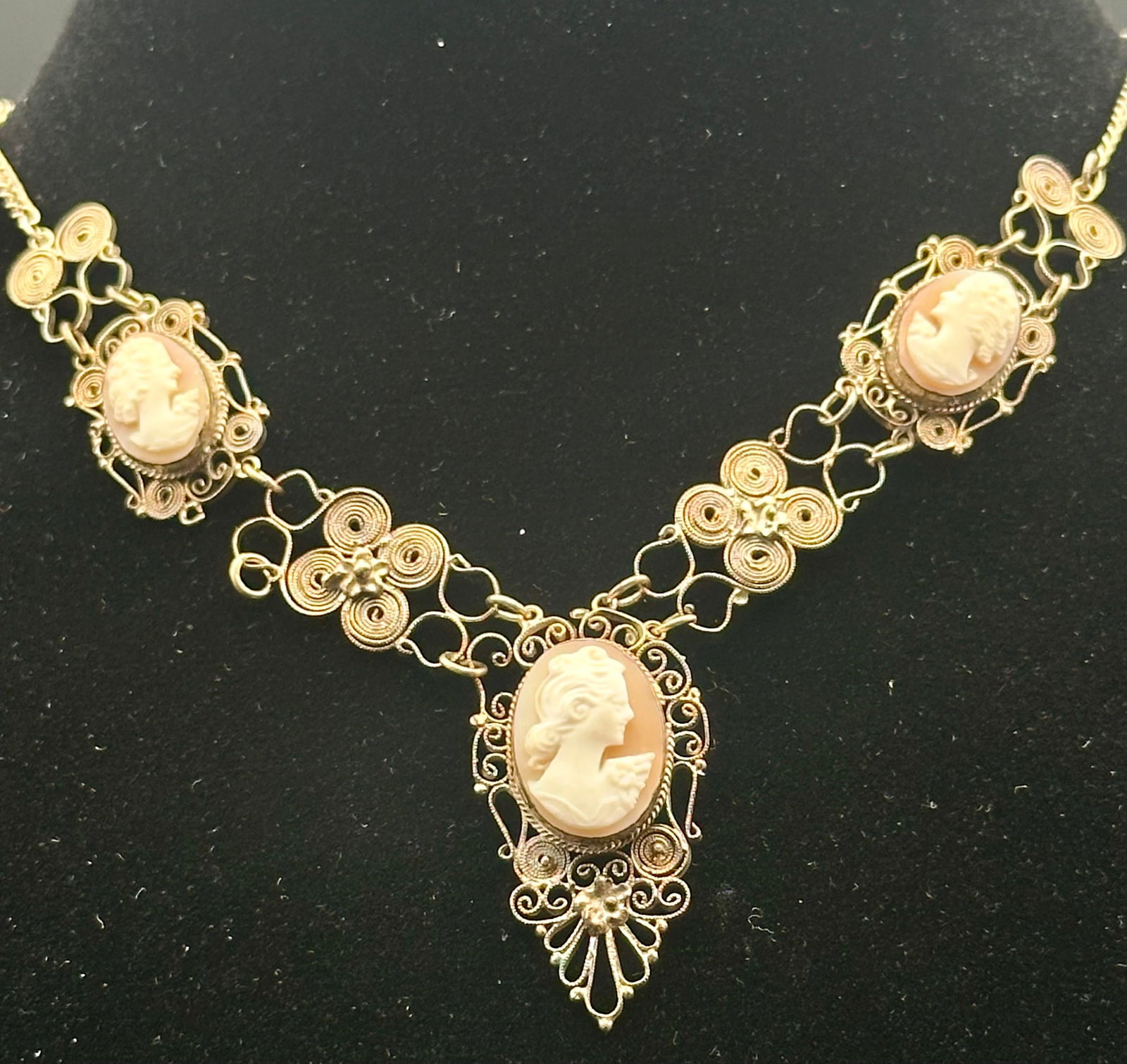 Vintage Gold Filigree Cameo Necklace with Hand-Carved Shell Portraits – 14g (1 of 11)