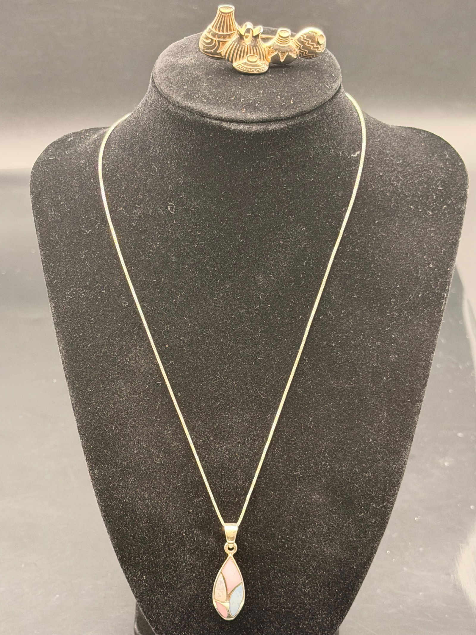 Vintage Sterling Silver Jewelry Lot – Inlay Set, Pottery Brooch, Chain & Charms (30g): Mixed vintage sterling silver jewelry lot weighing approx. 30 grams. Includes a pastel inlay pendant with matching earrings (marked 925), a Southwestern-style pottery brooch (not Native American), a s