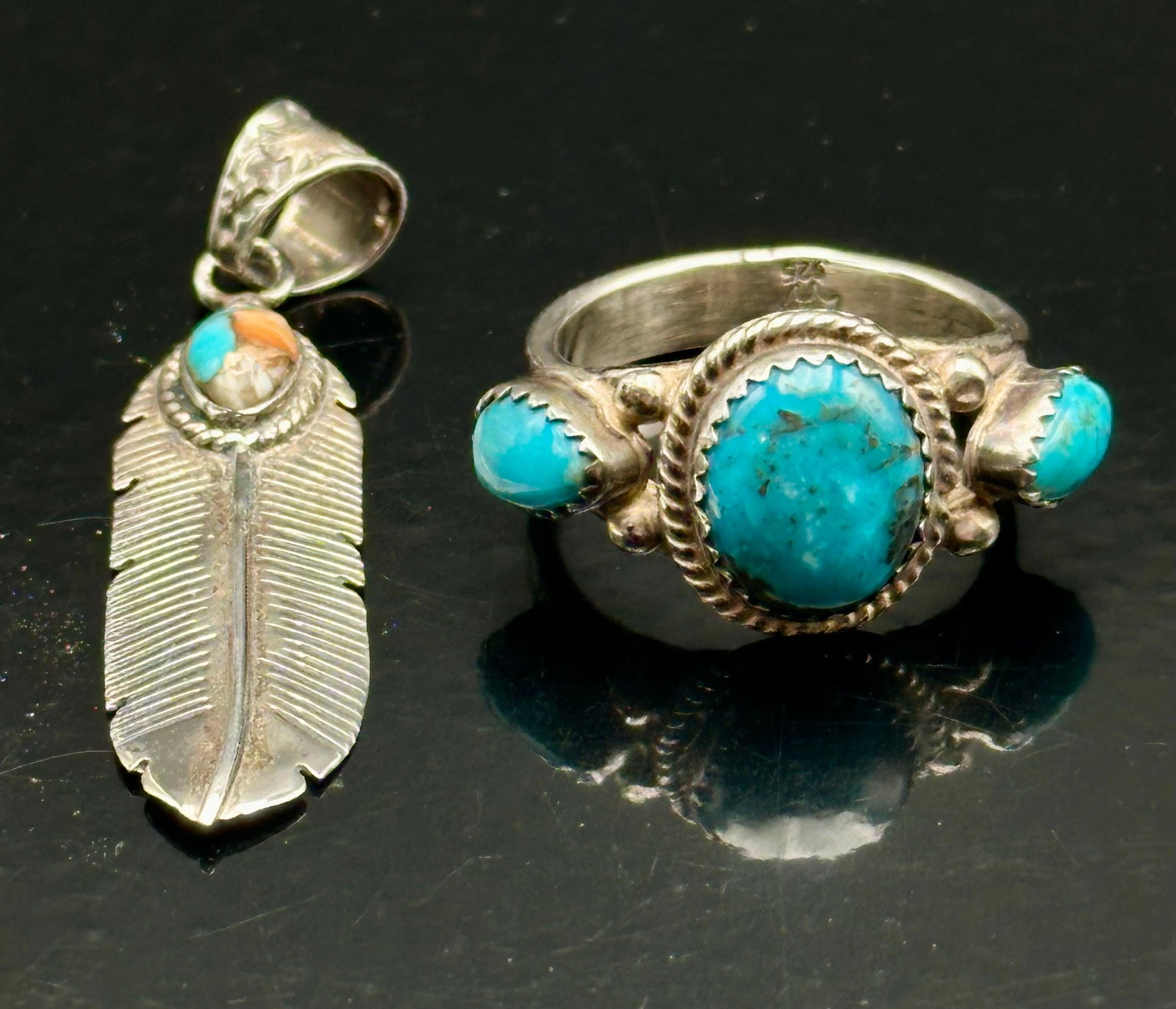 Sterling Silver Turquoise Ring & Feather Pendant Set – Santa Fe Style – 11g: Beautiful handcrafted sterling silver jewelry set featuring a turquoise ring and feather pendant. The ring showcases three vivid turquoise stones framed in traditional Southwestern rope detailing, mar