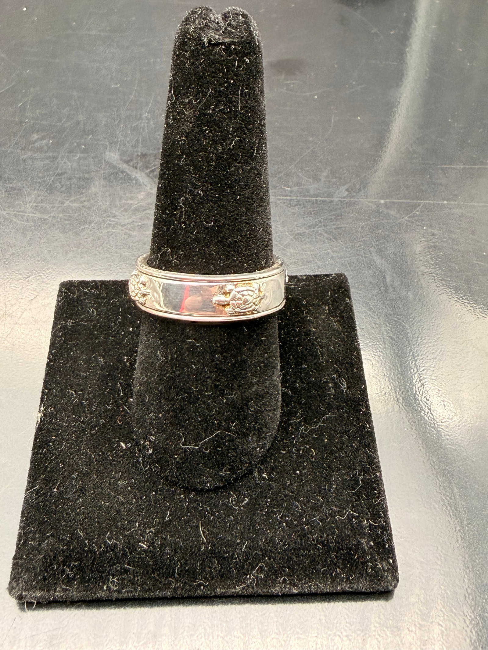 Sterling Silver Turtle Band Ring – Polished Design with Raised Detailing: Charming sterling silver band ring featuring a raised turtle motif symbolizing protection and longevity. The polished silver finish and detailed craftsmanship make this piece