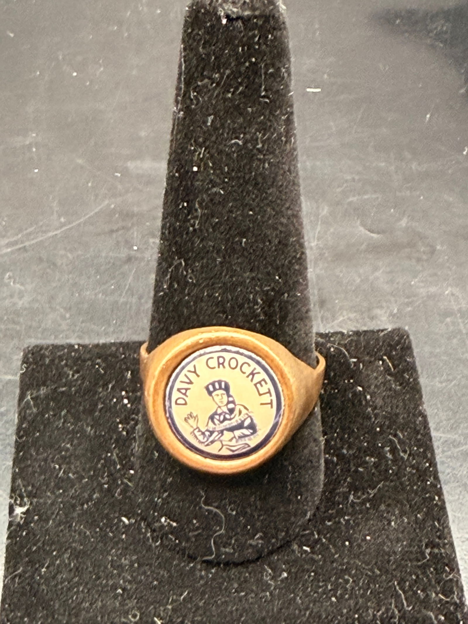 Vintage 1950s Davy Crockett Adjustable Ring – Classic Western TV Memorabilia: Original Davy Crockett adjustable brass ring featuring the iconic front enamel-style image of Davy Crockett in coonskin cap. A nostalgic collectible from the 1950s Western craze inspired by the popula