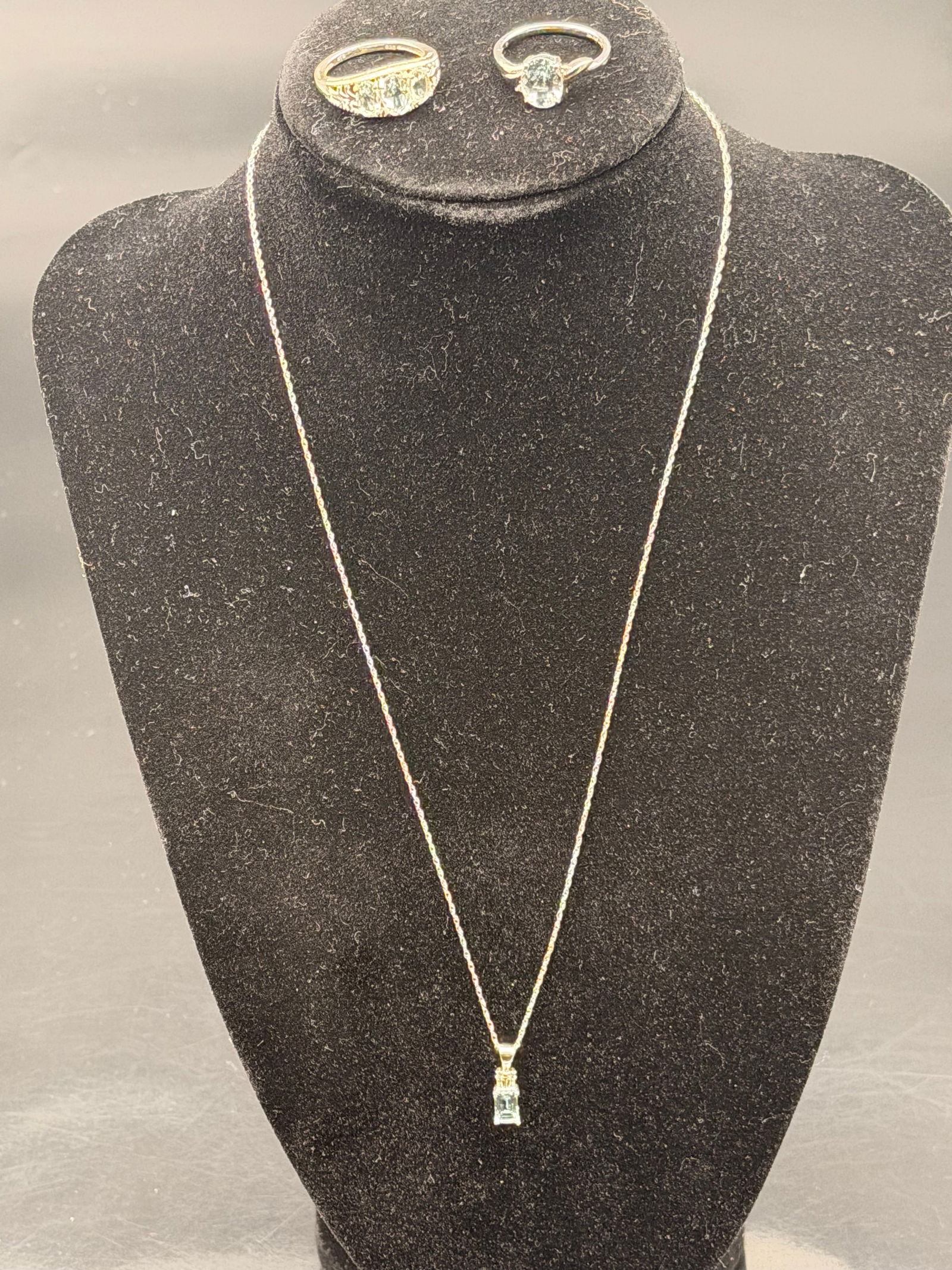 925 Silver Aquamarine Jewelry Set – Necklace & Two Rings: Elegant 925 sterling silver jewelry set featuring a delicate chain necklace with a rectangular aquamarine pendant and two matching rings. Each ring is adorned with shimmering light-blue aquamarine sto