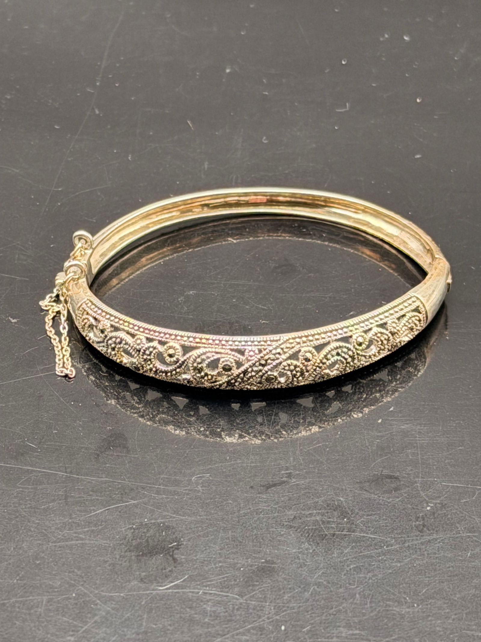 Vintage Filigree Hinged Bangle Bracelet – Gold Tone with Safety Chain, 20g Elegant Design (1 of 5)