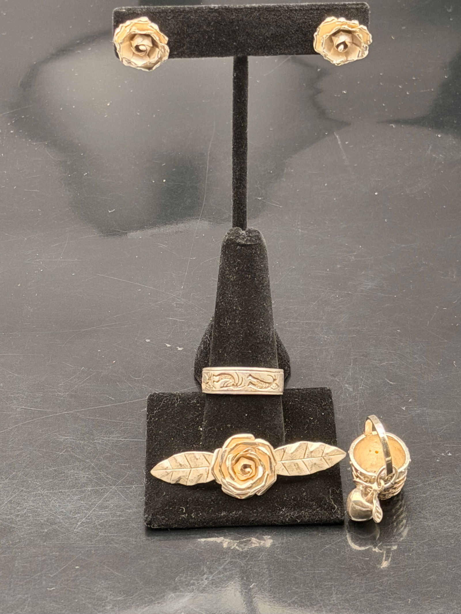 Vintage Sterling Silver Floral Jewelry Set – Rose Brooch, Band Ring & Earrings (20g Total) (1 of 11)