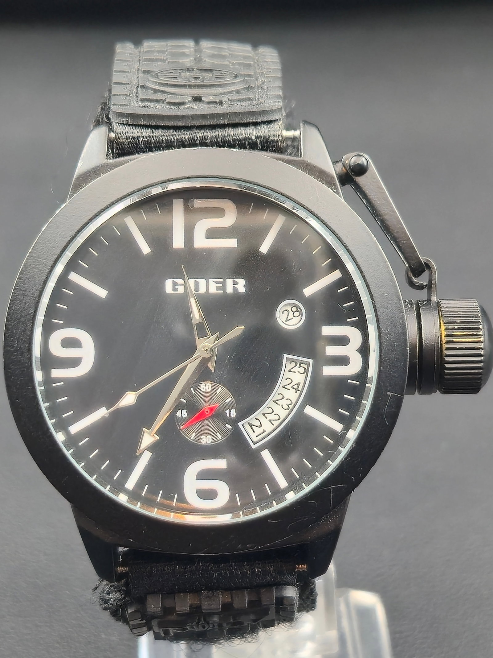 Goer Automatic Military-Style Black Dial 46 mm Display Back – NOS: Bold Goer automatic wristwatch featuring a large 46 mm black stainless-steel case with exhibition case back revealing the signed Goer automatic movement. The dial displays luminous hands and markers, 